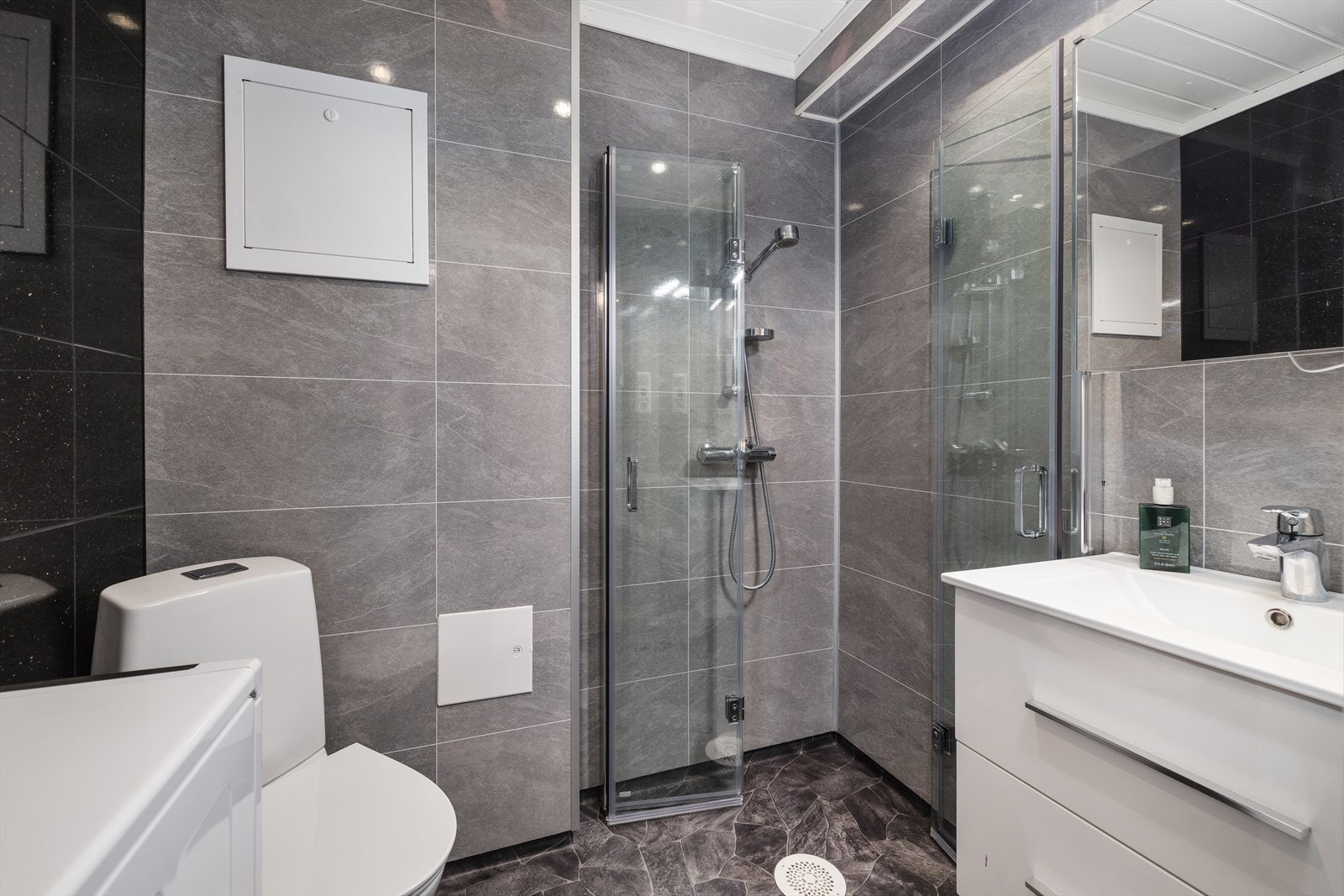 Bad og wc med opplegg og plass til vaskemaskin Galleribilde