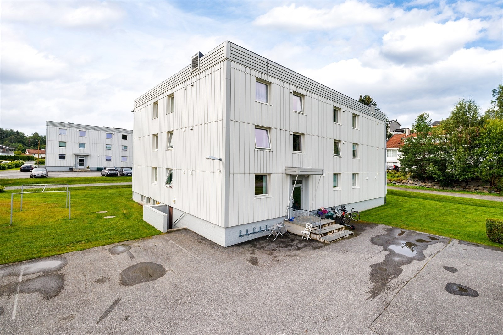 Asfaltert parkering for beboere og gjester rett utenfor døra Galleribilde
