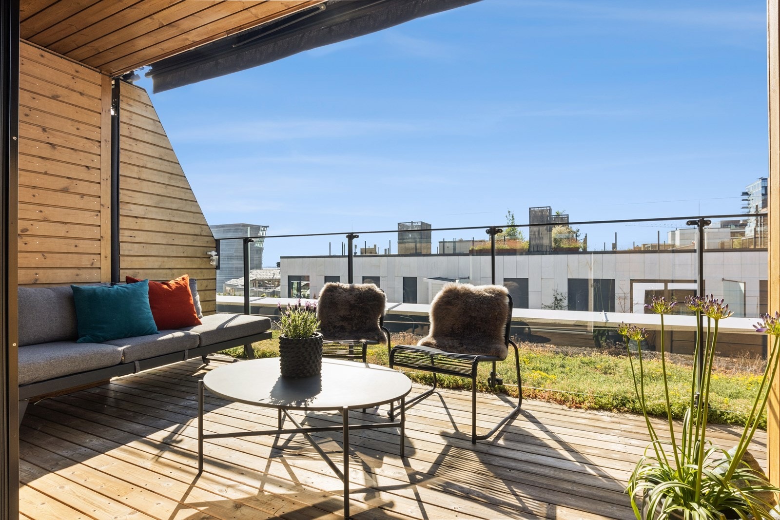 Herlig takterrasse på 16 kvm med god plass til utemøblement, grill, beplantning m.m. Galleribilde