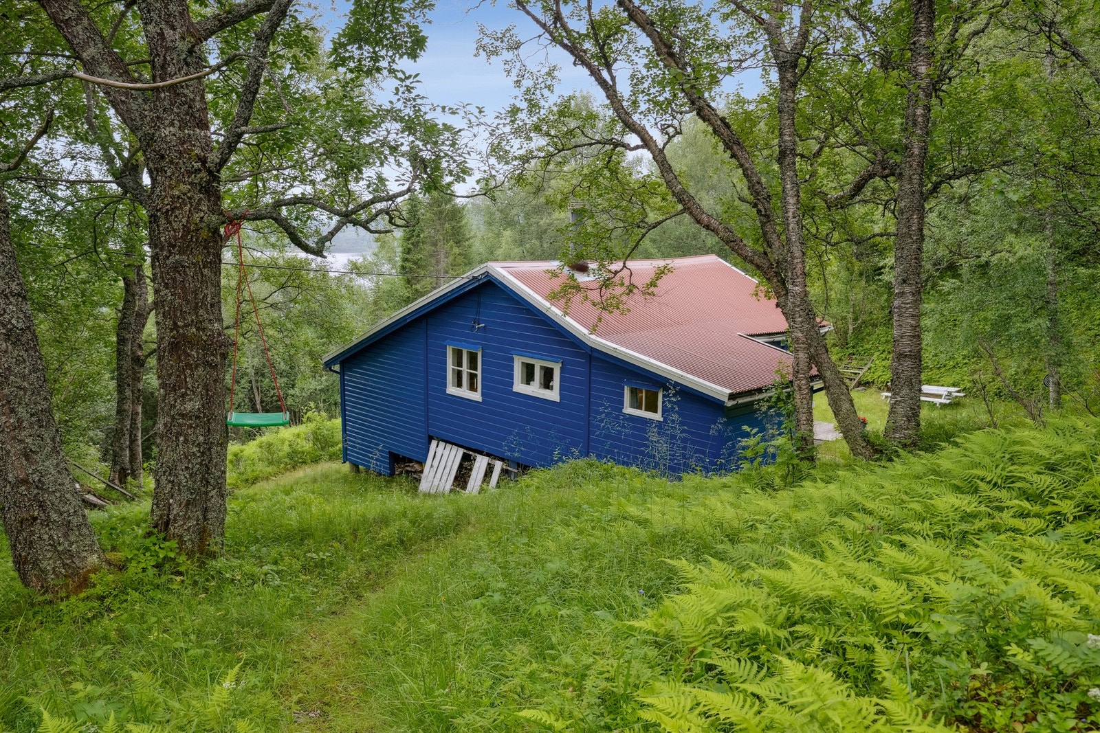 Dagens eier har festekontrakt på tilleggstomt hvor uthus ligger. Denne kan det være mulighet til overta og det kan være muligheter til å kjøpe ut tomten. Kontakt megler for mer info. Galleribilde