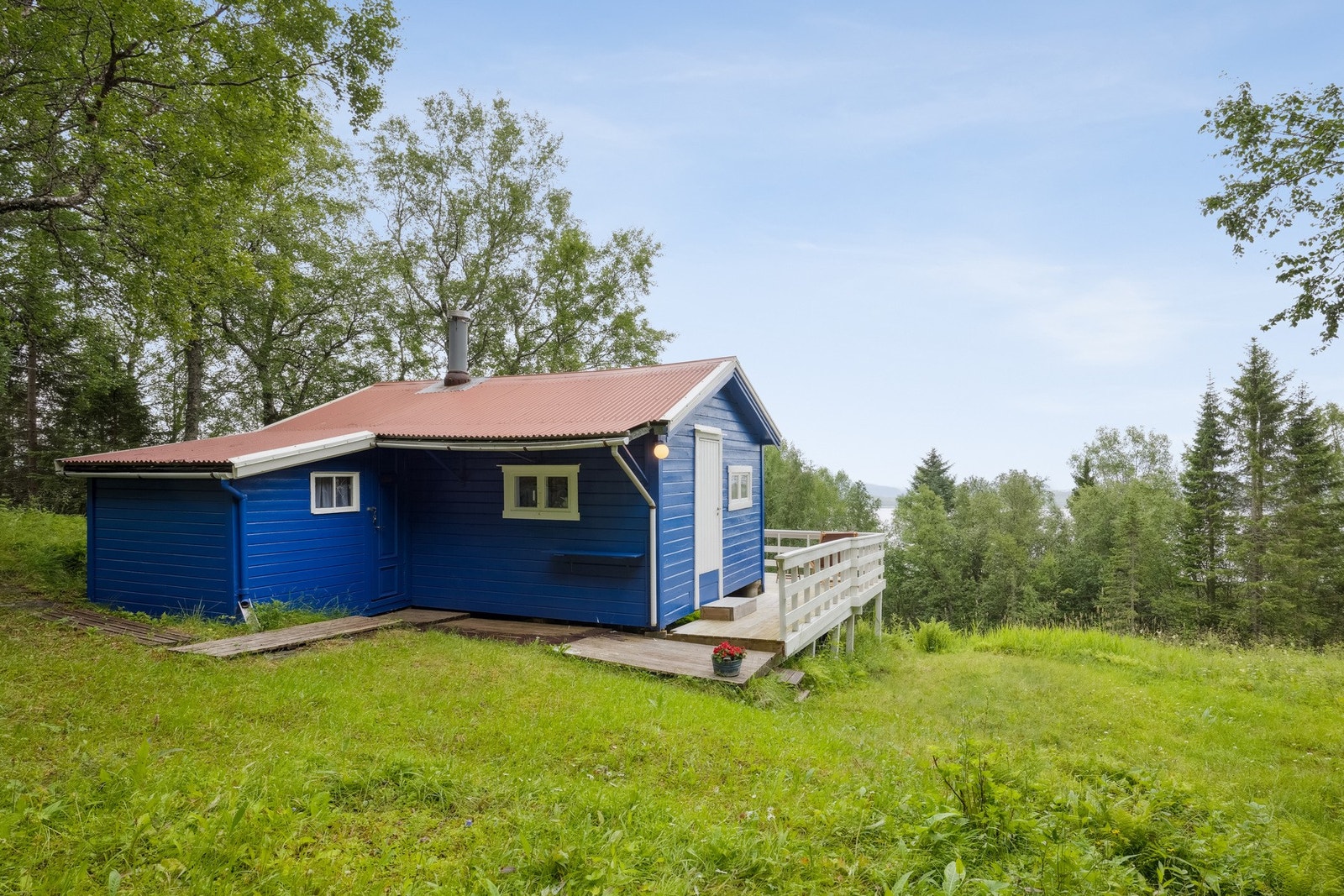Skjermet beliggenhet med nydelig utsikt og meget gode solforhold. Galleribilde