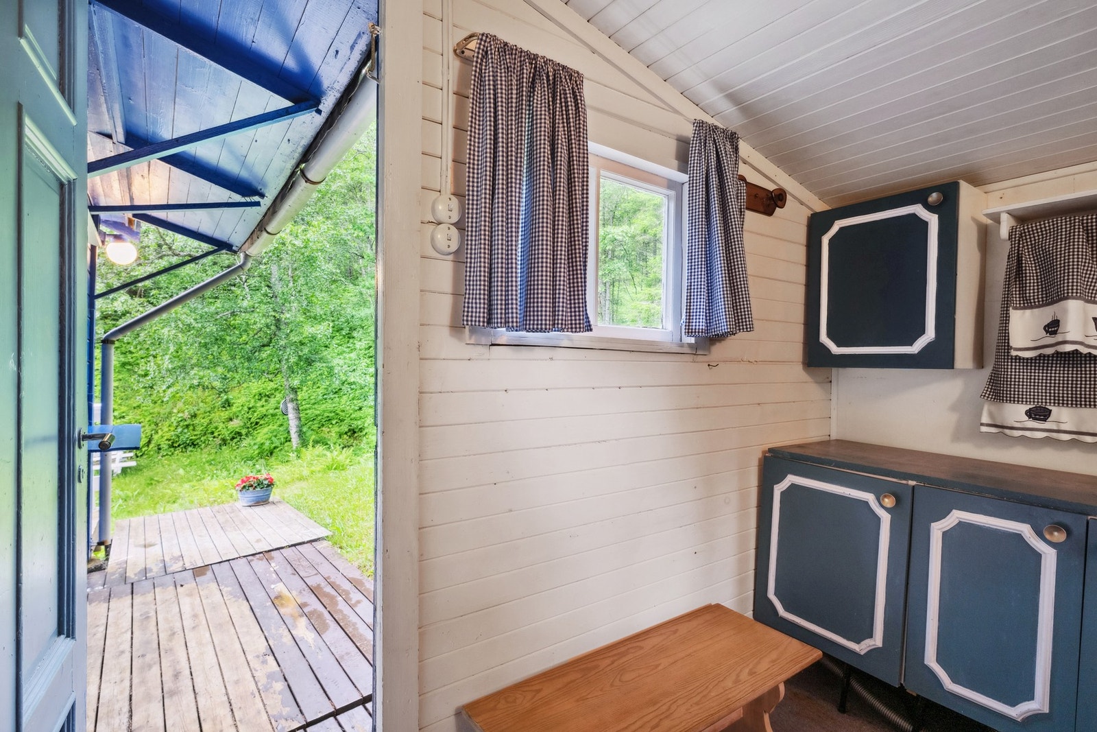 Velkommen inn! Det er inngangsdør både til det enkle kjøkkenet og stuedelen. Galleribilde