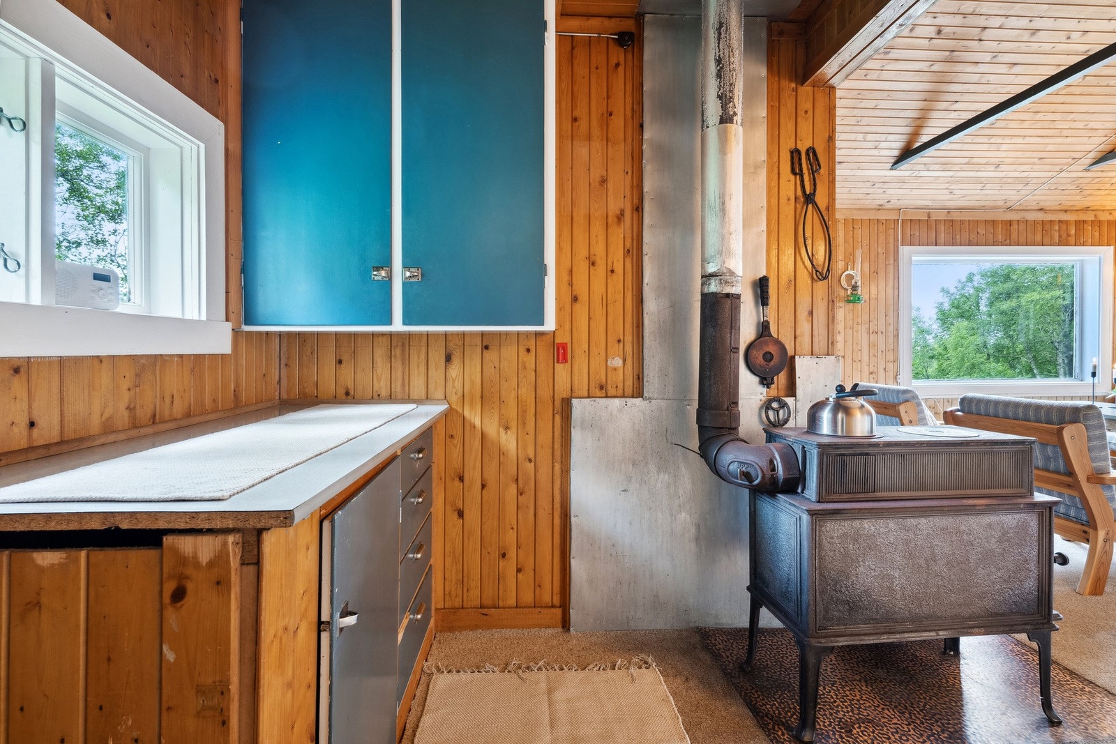 Teppe og furugulv. Panel på vegger. Panel i tak. Galleribilde