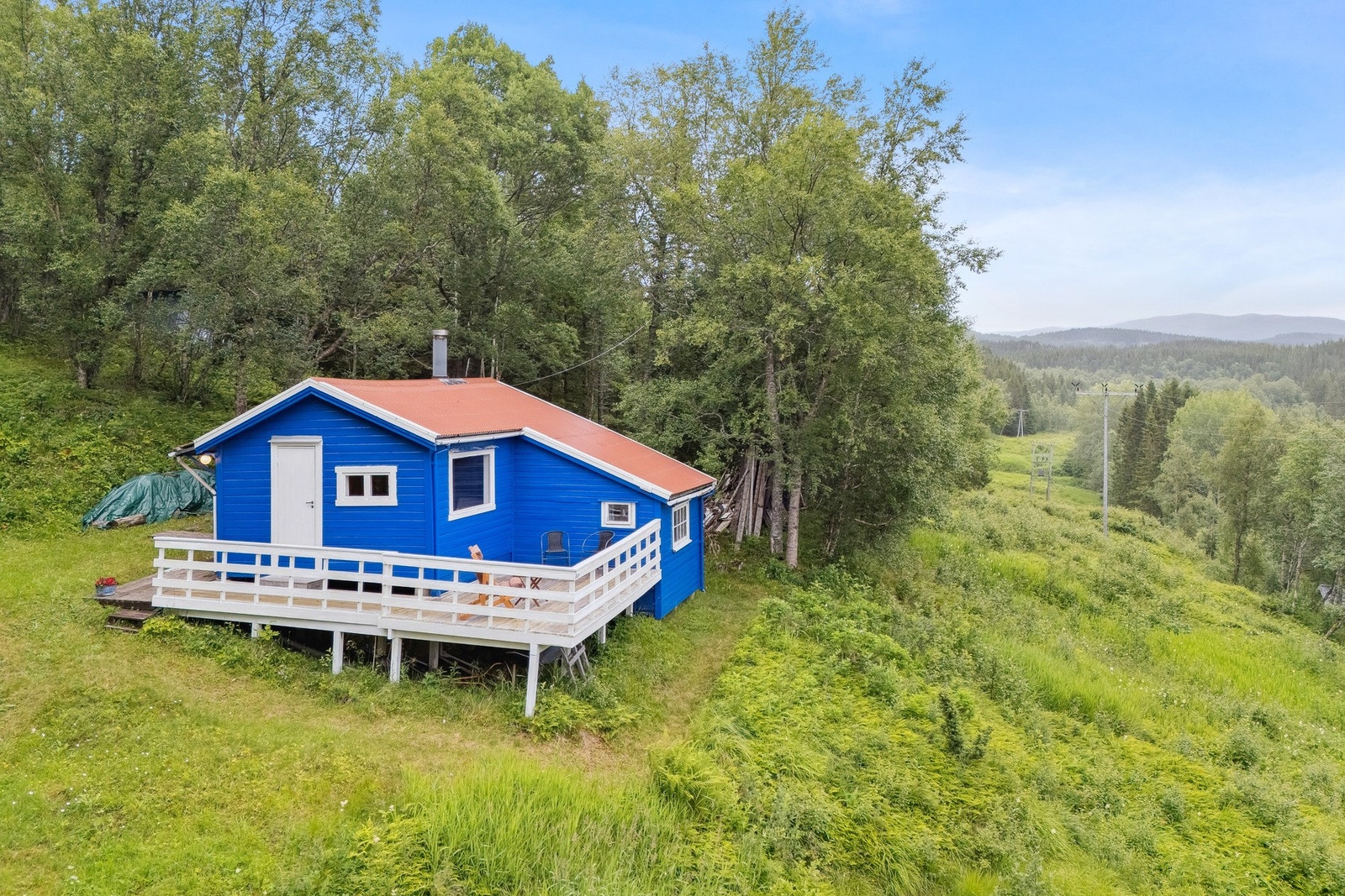 Fra Soløyvannsveien er det sti opp til hytta. Galleribilde