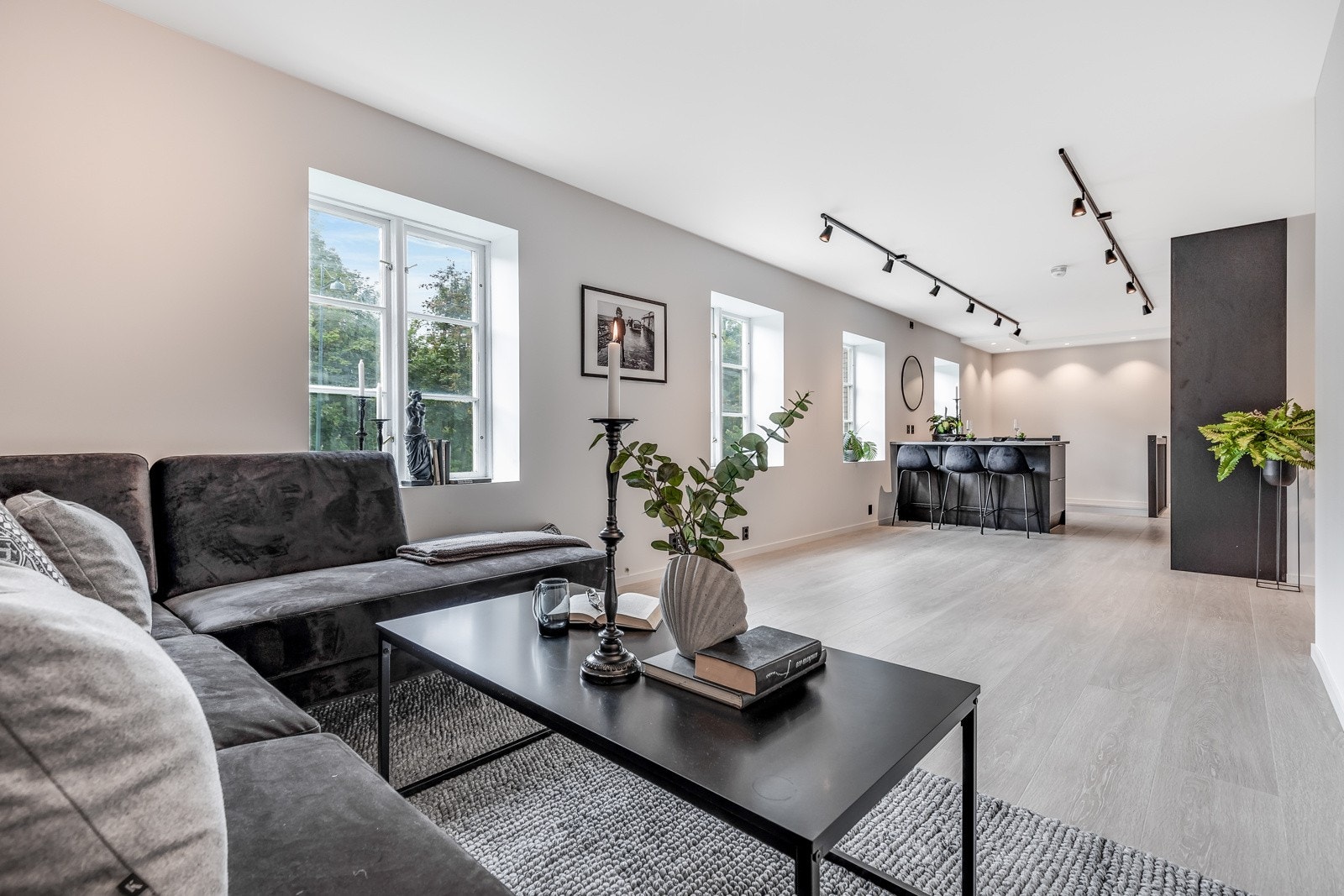 Stuen og kjøkkenet danner et åpent, sosialt allrom for matlaging, måltider og sofahygge. Galleribilde