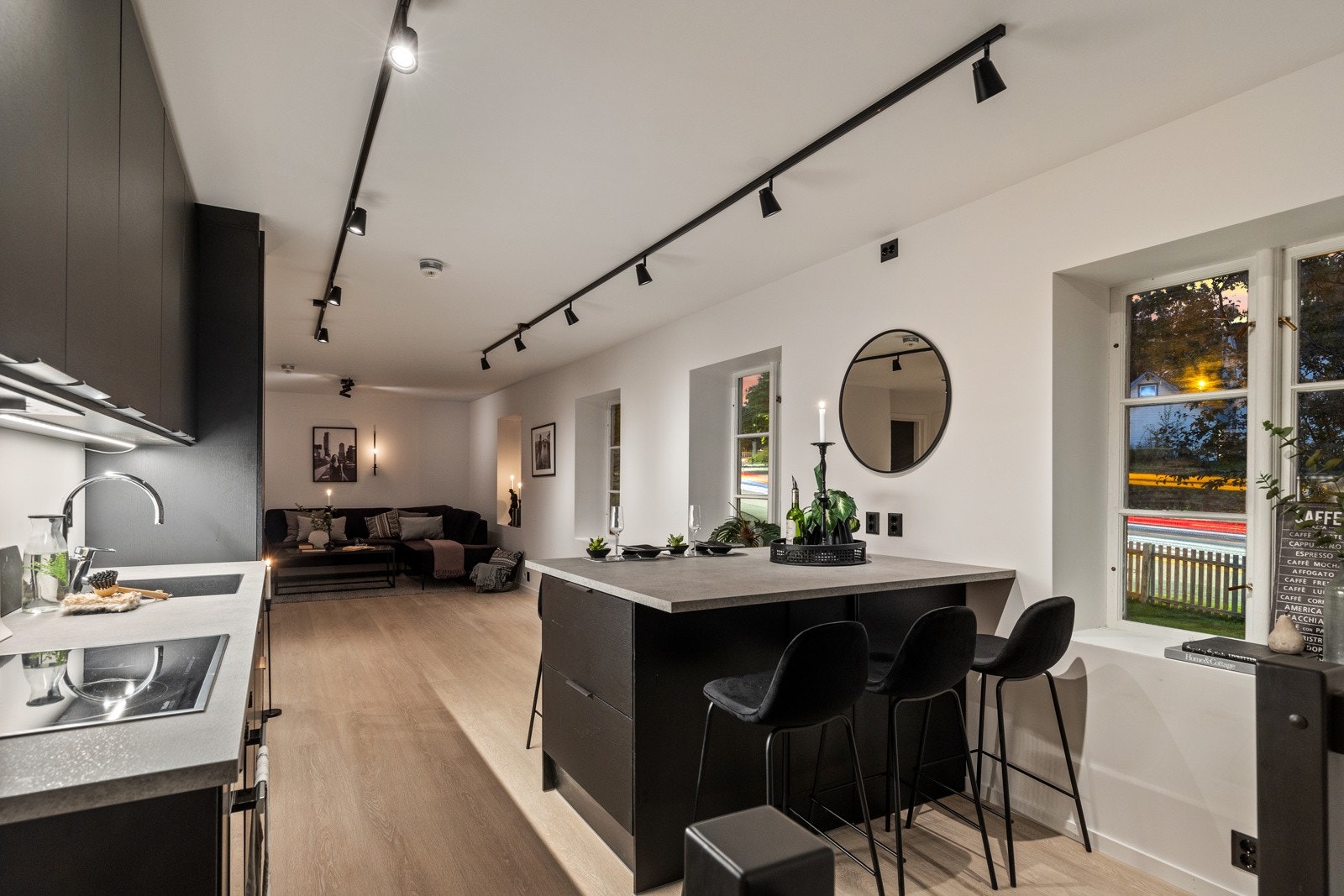 Benkeplatene er i laminat som ligner stein og oppvaskkummen er i sort kompositt. Galleribilde