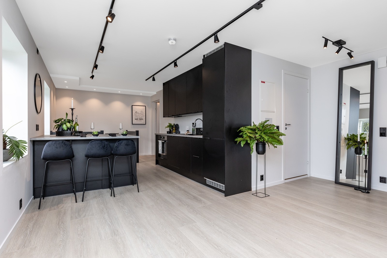 Gulvet har enstavs laminat og veggene er slette med listefri overgang til hvitmalt himling. Vinduene er også listefrie. Galleribilde