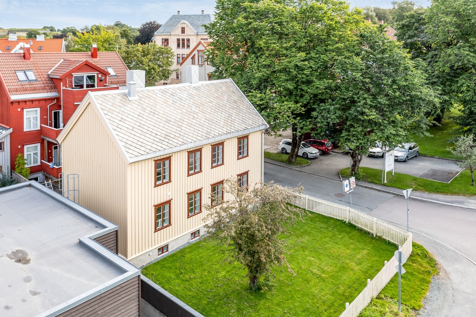 Eiendommen har en asfaltert gårdsplass og en sørvestvendt hage med plen. Galleribilde