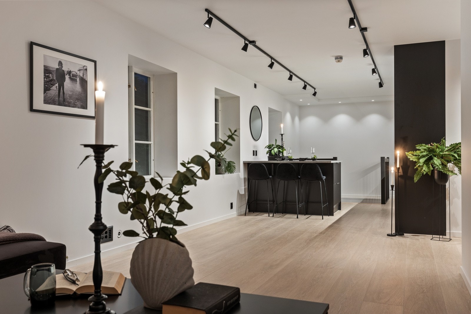 Nye overflater i alle rom og etasjer, inkl kjeller fra 21/22. Totalrenovert bad og kjøkken i samme periode. Galleribilde