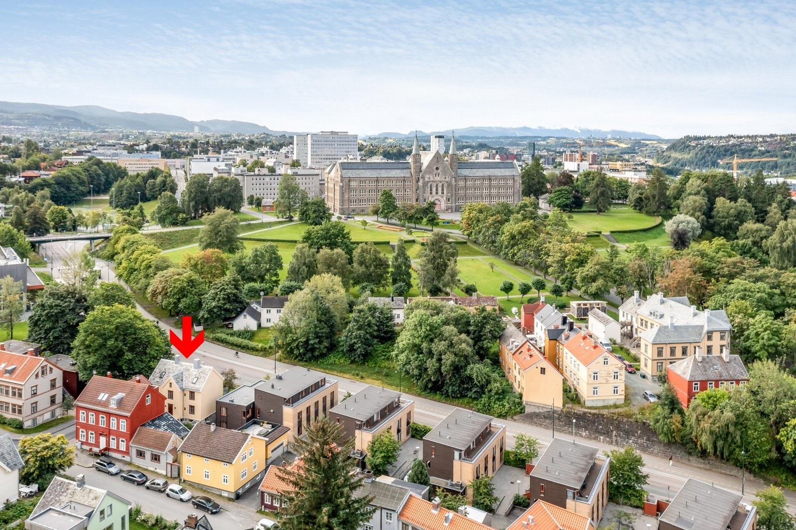 Singsaker er et ettertraktet villaområdet, et området med historisk sus i nærheten Gløshaugen, Midtbyen, Bakklandet m.m. Nærmeste bussholdeplass er kun 100 meter unna, og gådistanse til universiteter og matbutikker som Bunnpris Samfundet. Galleribilde