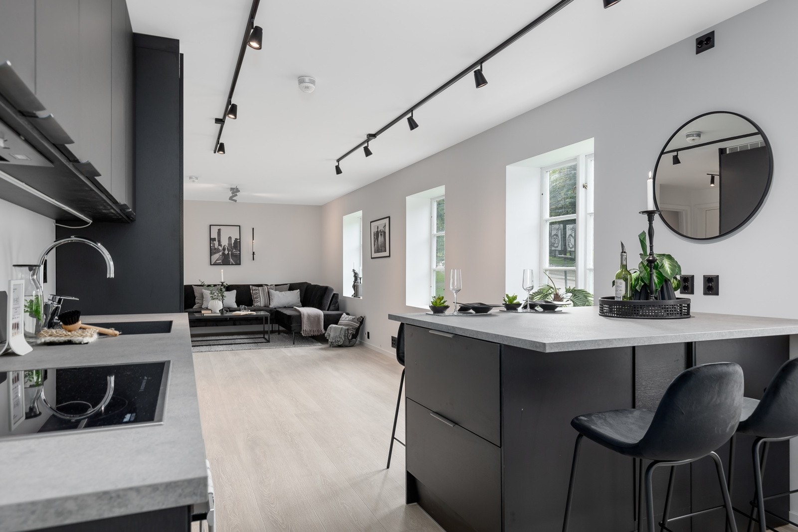Leiligheten har nytt kjøkken som ligger i åpen løsning med stuen. Galleribilde