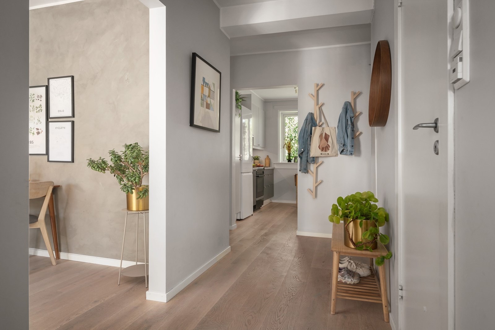 Hyggelig entré med plass til å henge fra seg yttertøy og sette fra seg sko Galleribilde