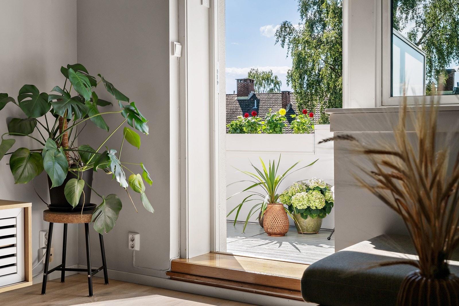 Utgang fra stuen til en fantastisk balkong Galleribilde