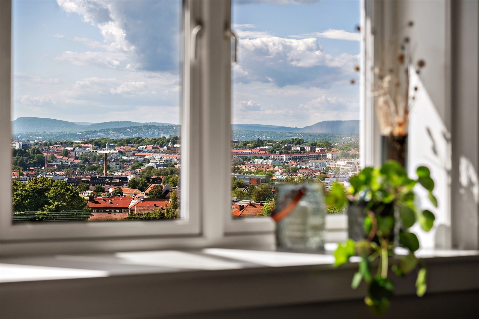 Hyggelig utsikt fra stuevinduet Galleribilde