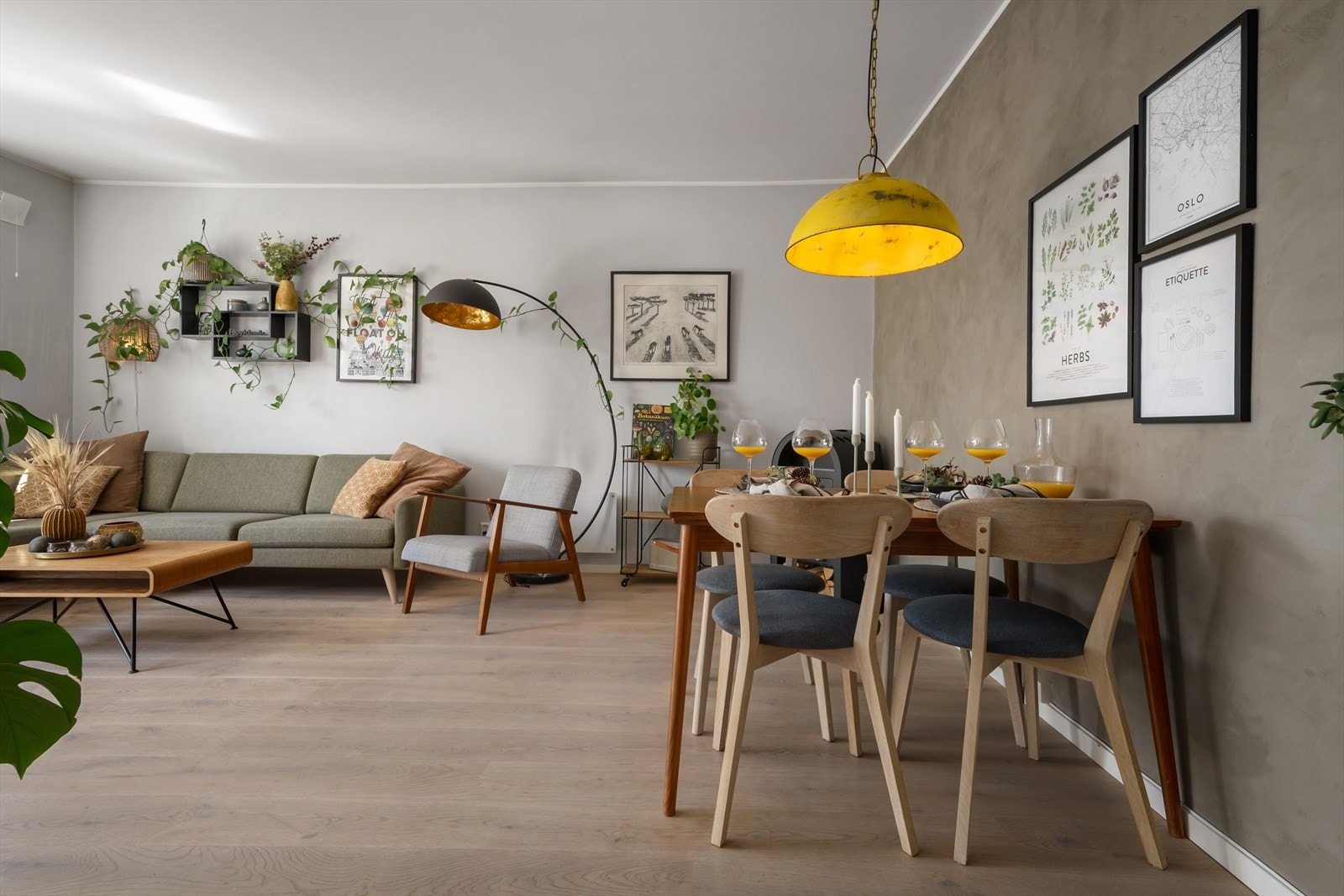 Delikat stue med en klassisk planløsning hvor det er enkelt å innrede etter eget ønske Galleribilde
