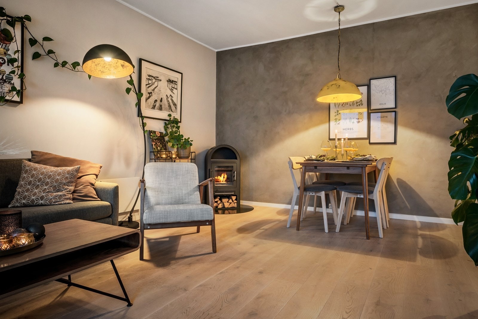 Stuen har god plass til sofa, tv-møbler og spisebord Galleribilde