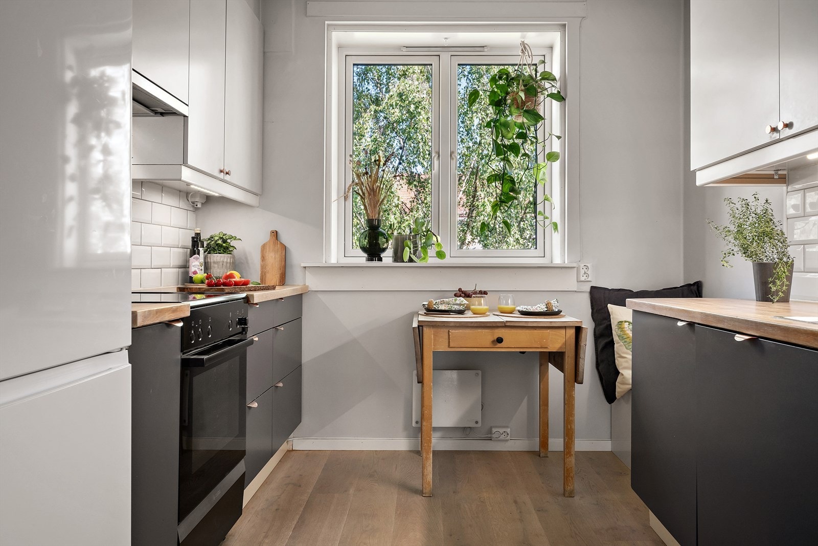 Separat kjøkken fra 2010 med fronter fra 2017. Her er det plass til et hyggelig frokostbord Galleribilde