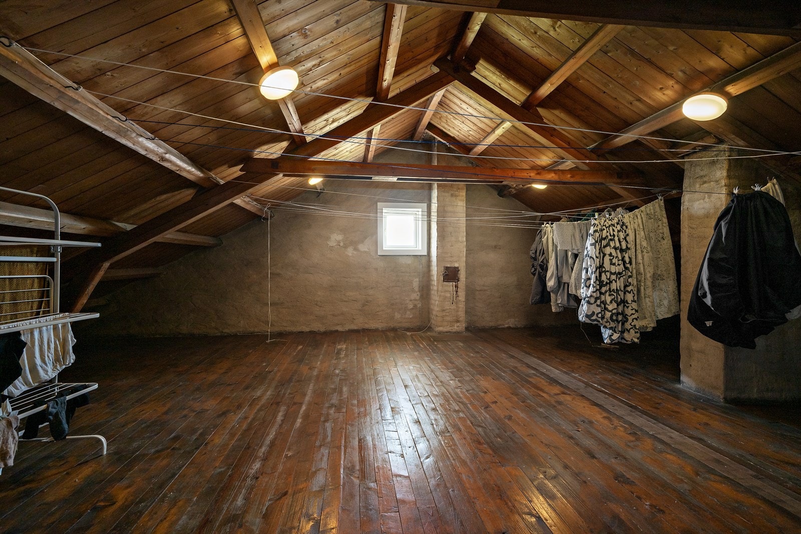 Borettslaget har fellesvaskeri i kjelleren og tørkeloft som kan benyttes av beboerne. Tørkeloftet ligger like over leiligheten. Galleribilde
