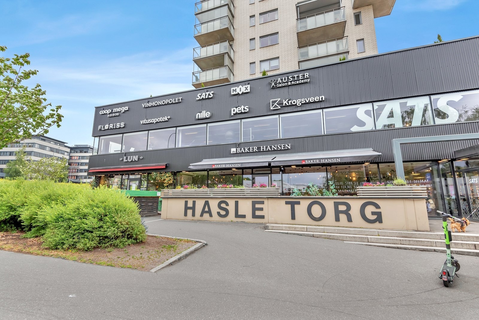 Hasle torg ligger kun 10 minutters gange fra leiligheten hvor du finner fasiliteter som SATS, Vinmonopolet og Coop Mega Galleribilde
