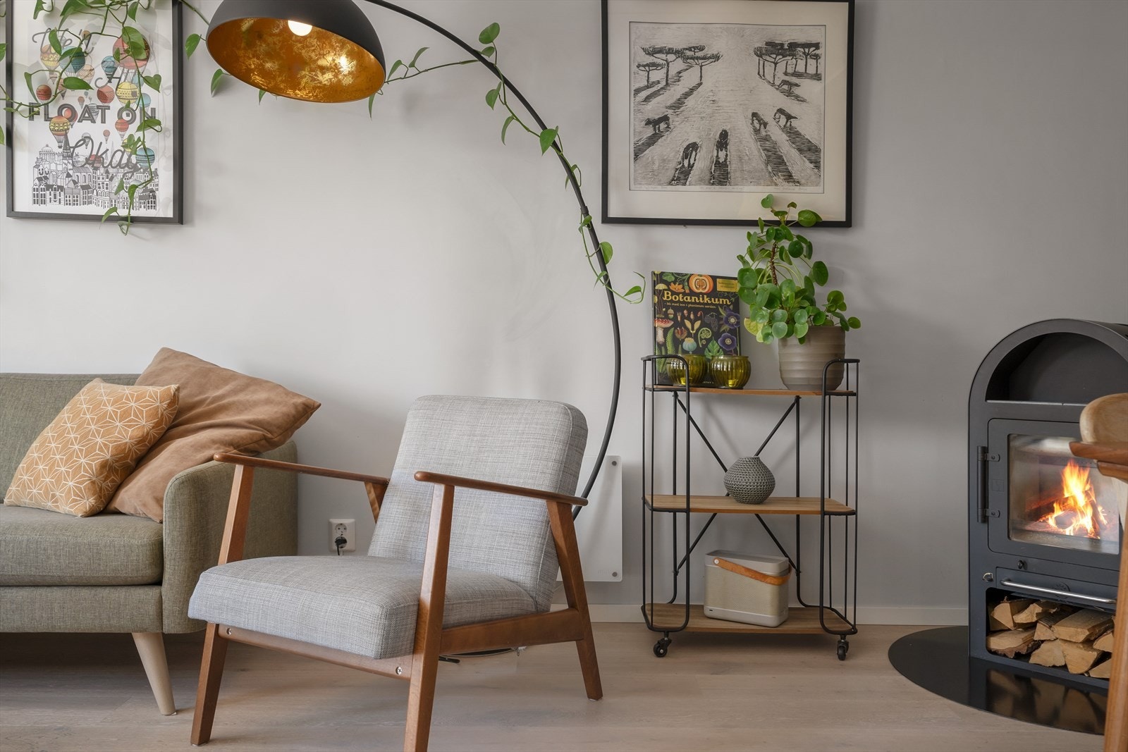 I hjørnet er det plassert en flott vedovn som gir godt med ekstra varme og skaper en hyggelig stemning Galleribilde