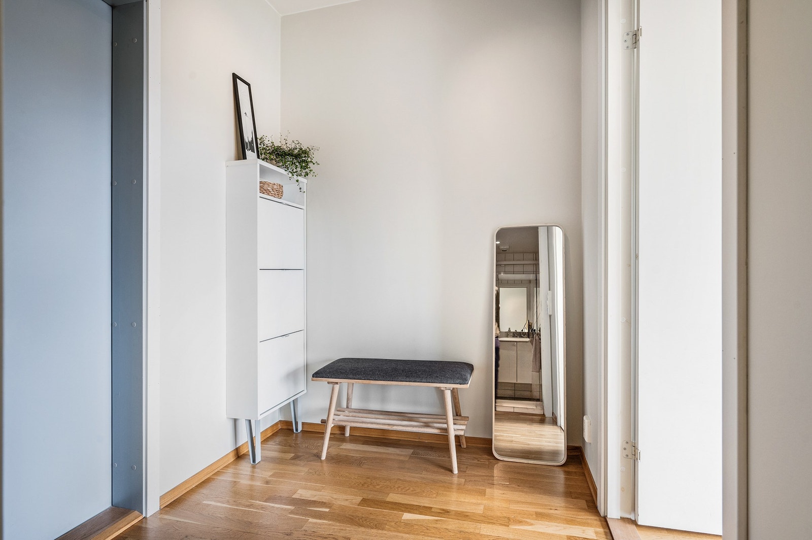 Entréen har god plass til yttertøy og sko Galleribilde