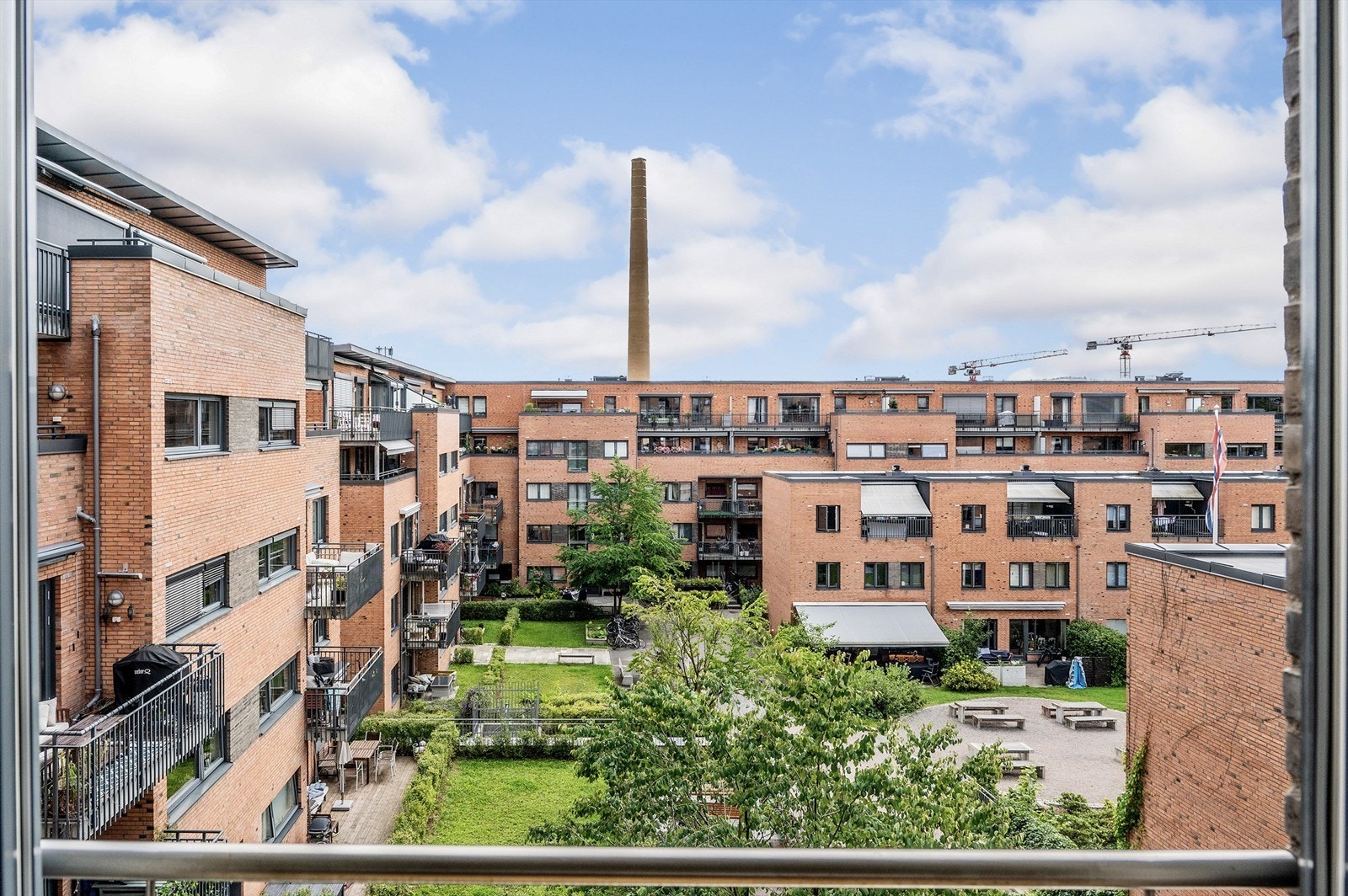 Hyggelig utsikt over sameiets felles bakgård Galleribilde