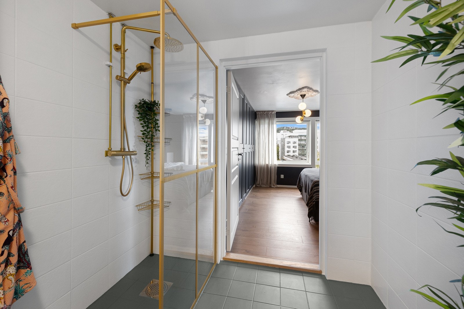 Badet ble modernisert i 2023 med maling av fliser og ny baderomsinnredning. Galleribilde