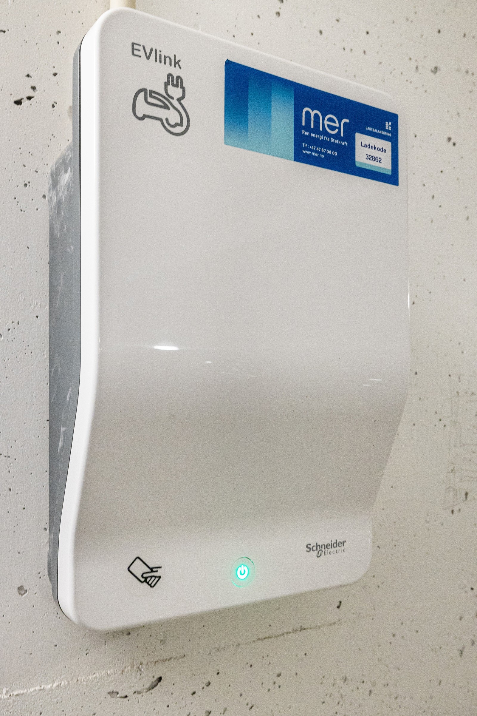 Det er montert elbillader på plassen. Mer drifter anlegget og man betaler for eget forbruk i tillegg til et abonnementsgebyr. Galleribilde