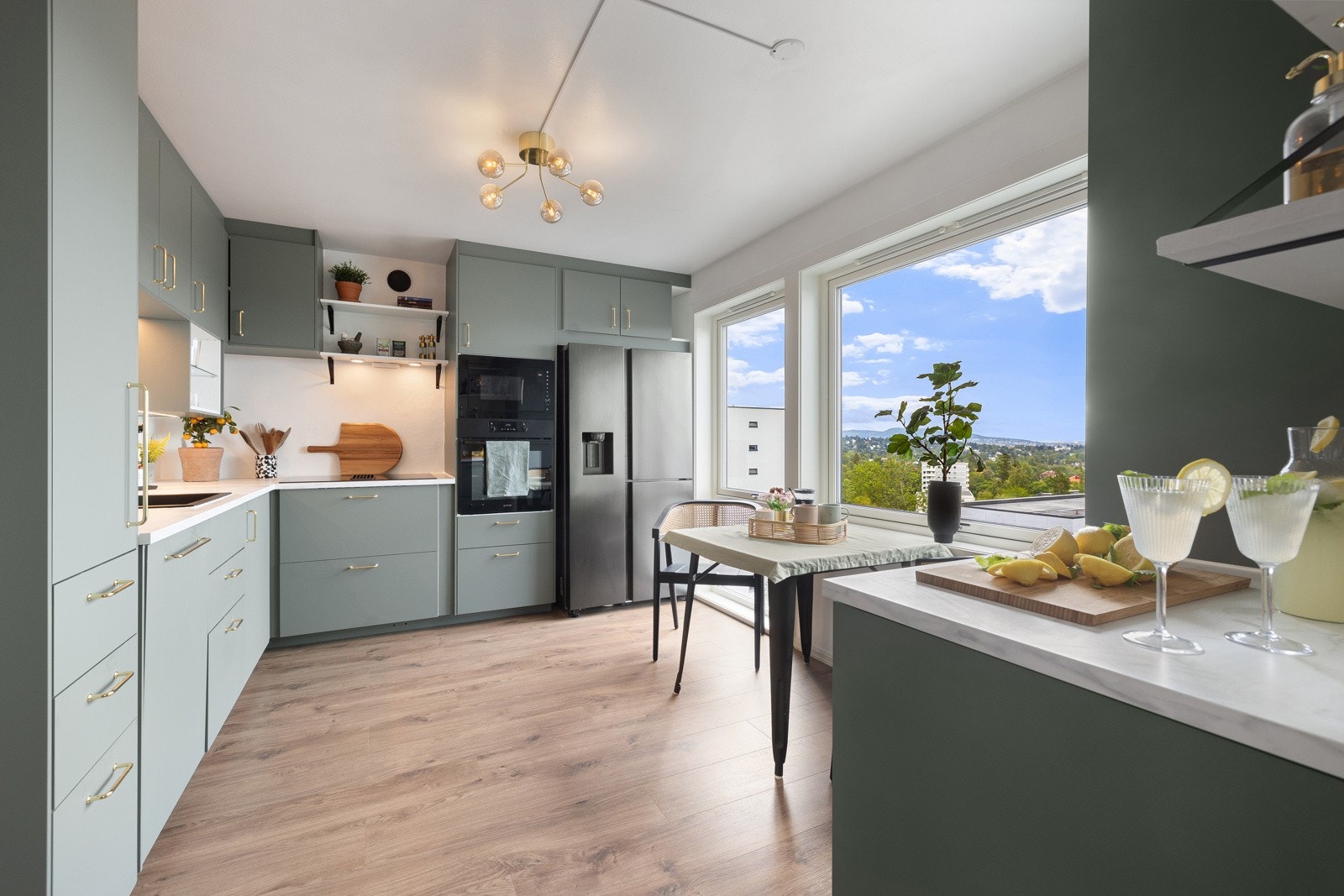 Kjøkkenet har en moderne utførelse og smakfull innredning med rene linjer. Galleribilde