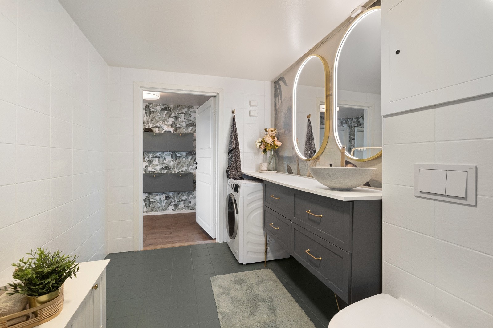 Romslig og delikat bad med tidløse fliser og innredning. Badet ble rehabilitert i regi av borettslaget i 2018 og det foreligger ferdigattest på arbeidet. Galleribilde