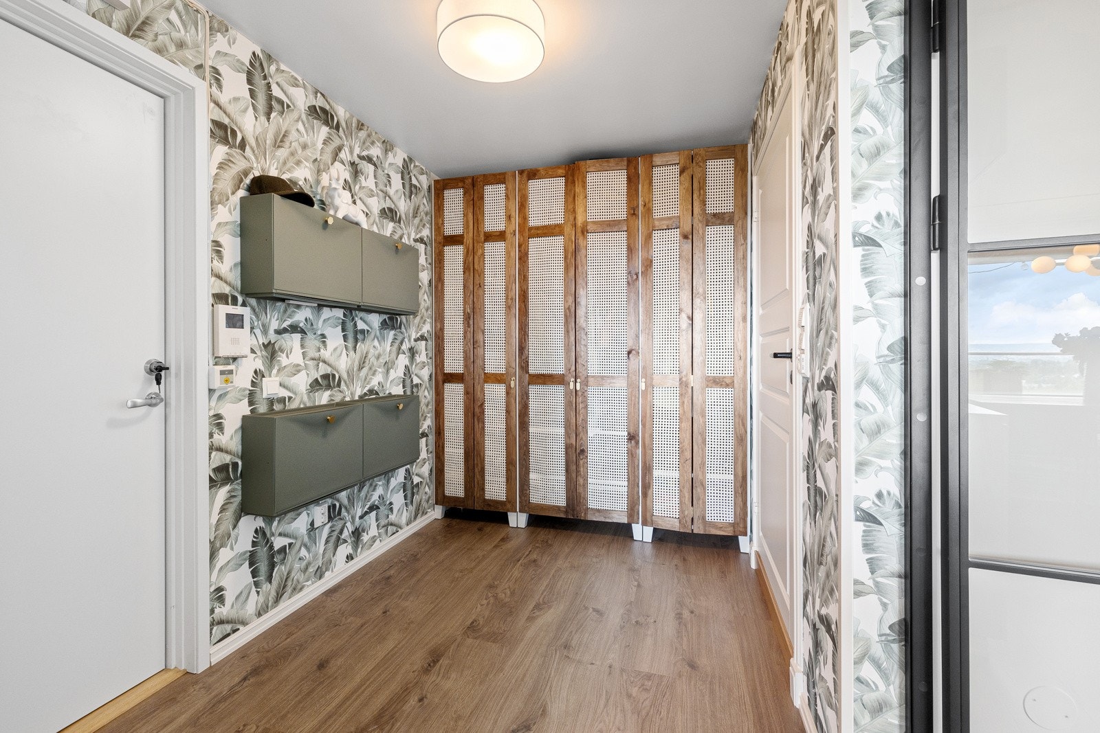 Innbydende entré gir leiligheten et flott førsteinntrykk og god oppbevaringsplass i flere sko- og garderobeskap. Galleribilde