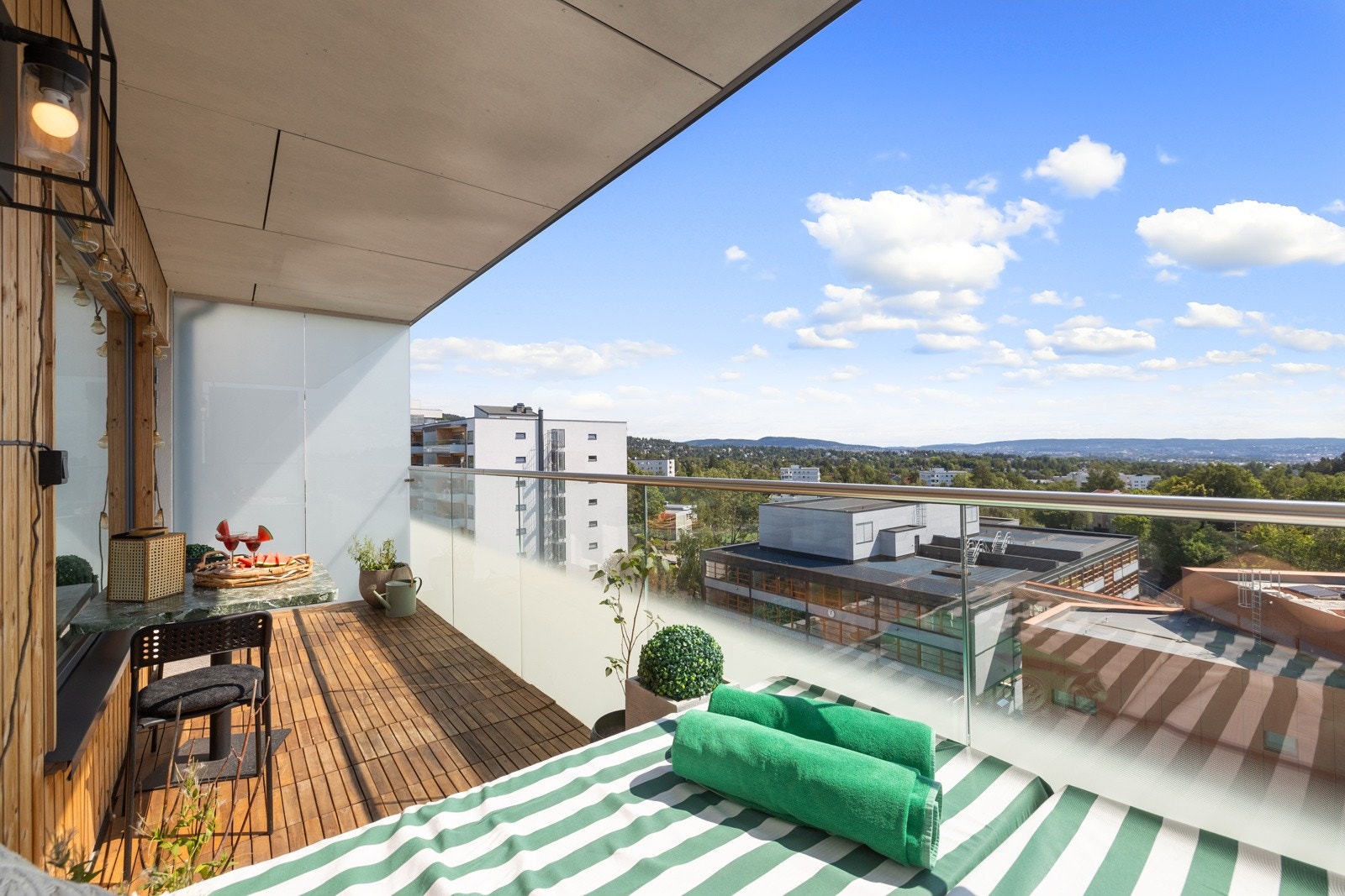 Leiligheten er en romslig 3-roms hjørneleilighet med god standard fra 2023 (bad fra 2018). Galleribilde