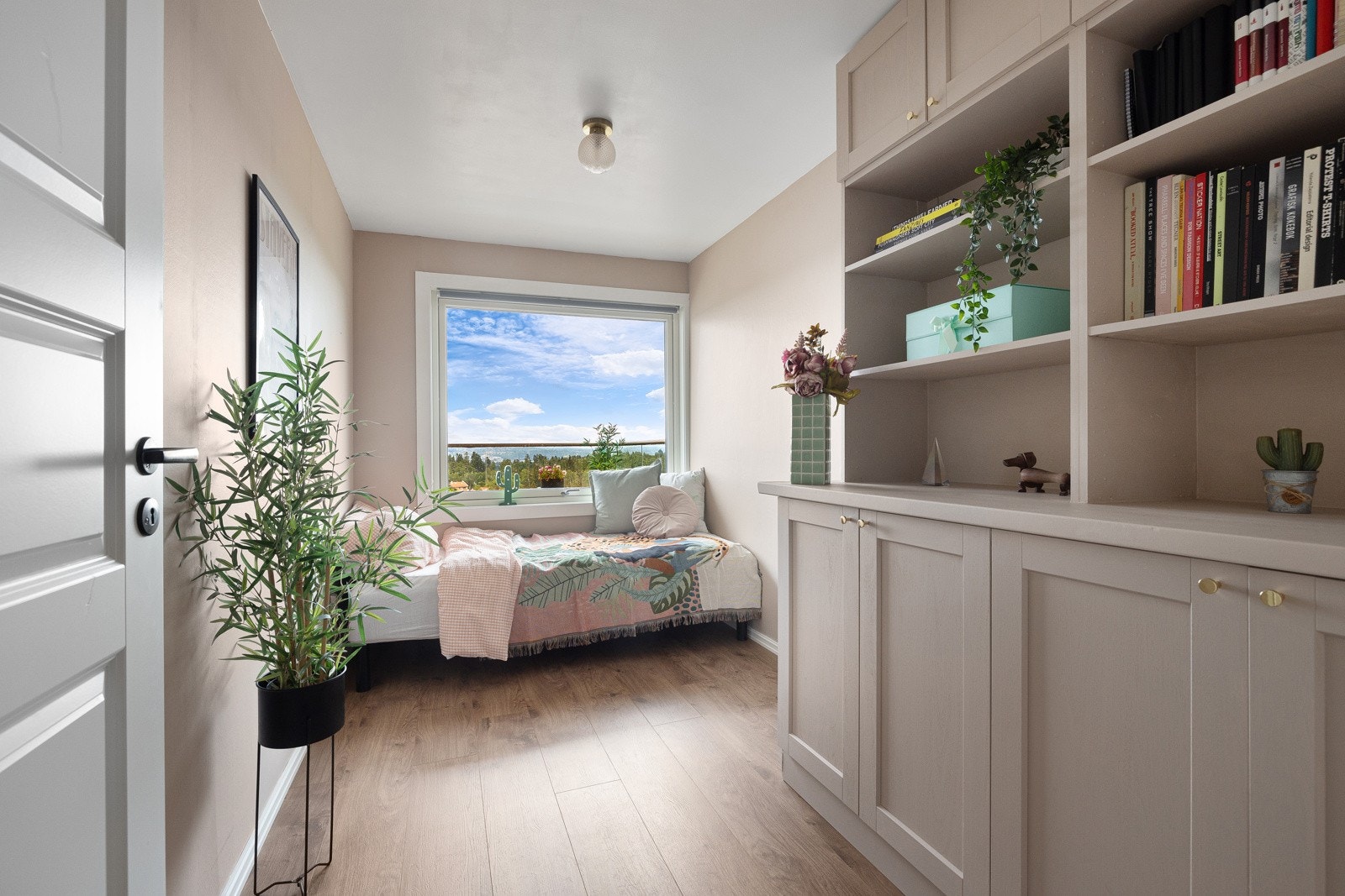 Fint soverom 2. Her er det også plassbygget skap/hylle i delikat utførelse. Galleribilde