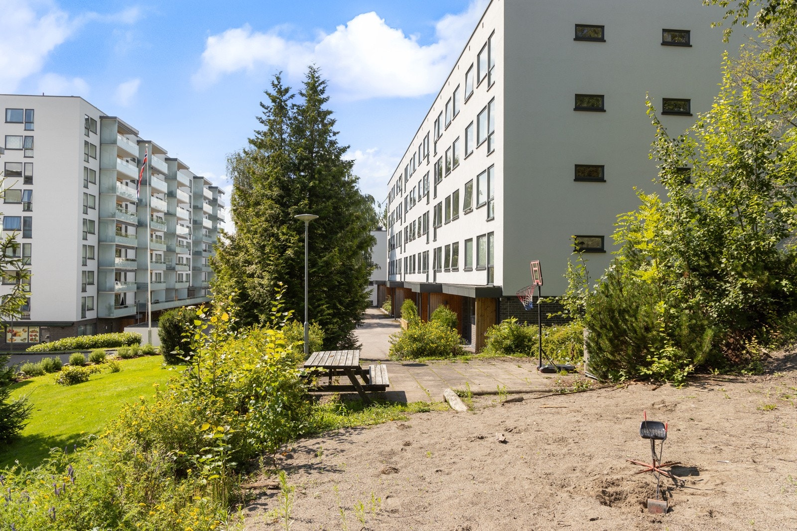 I umiddelbar nærhet vil du finne Mærradalen; fine turstier om sommeren og preparerte løyper om vinteren som fører opp til marka. Galleribilde