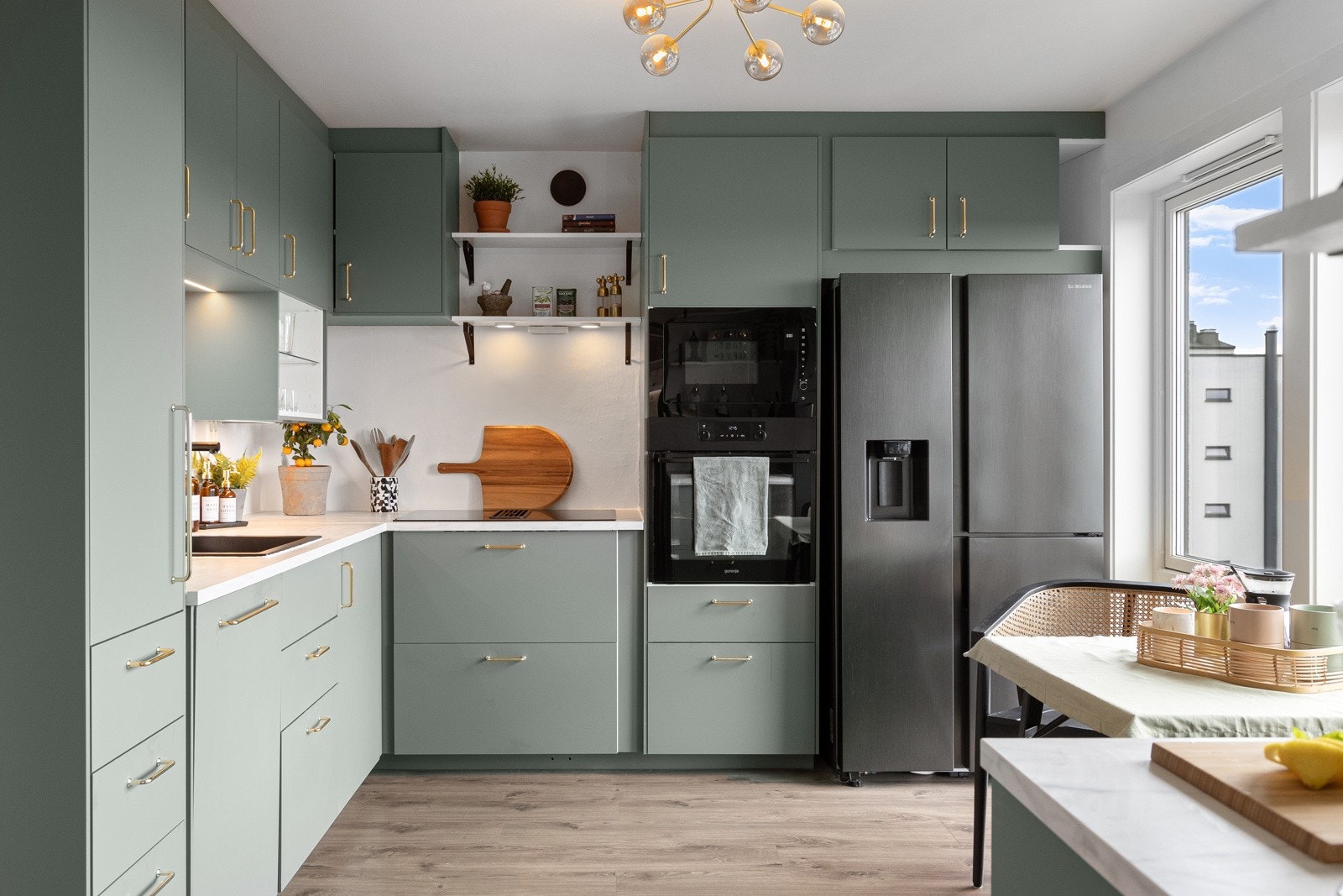 Alt av integrerte hvitevarer som man trenger medfølger. I tillegg medfølger et frittstående side-by-side kjøleskap med frysedel og isbitmaskin. Galleribilde