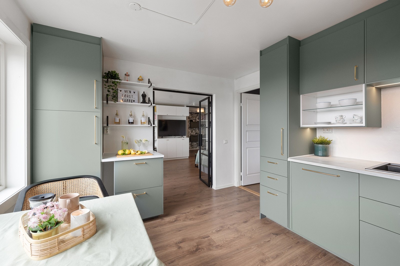 Kjøkkenet er lyst og fint med innredning fra 2023 med glatte fronter og benkeplater av laminat. Galleribilde