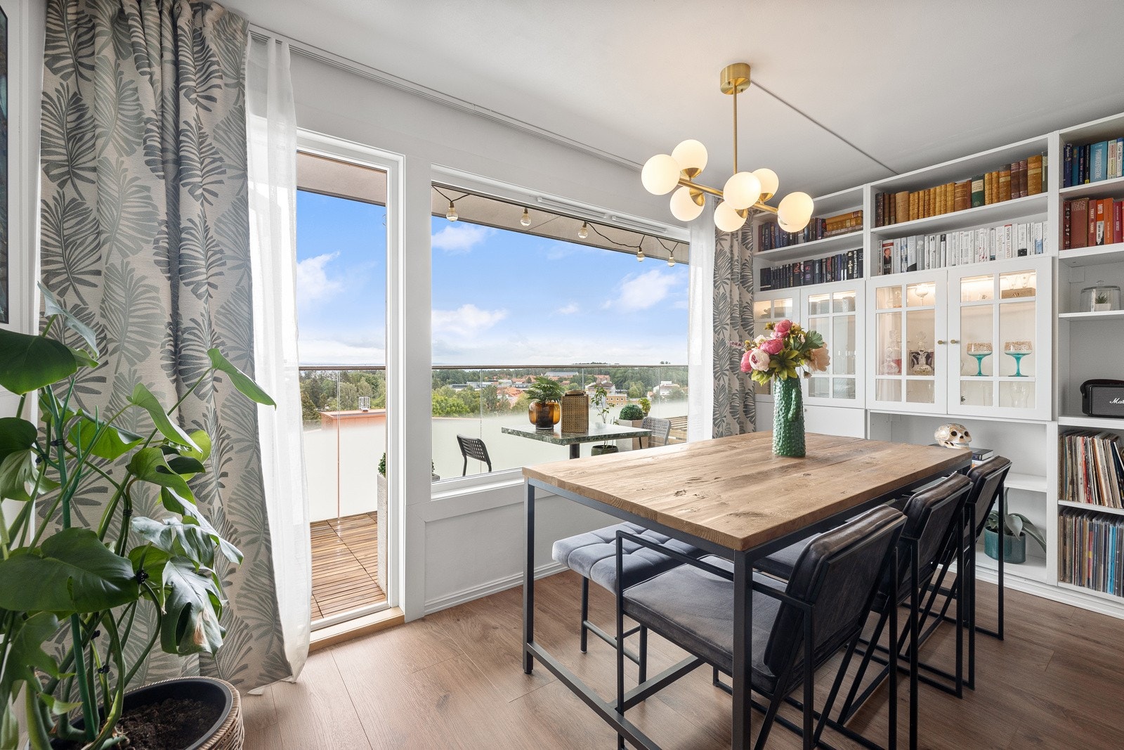 Vesentlig oppusset i 2023 med bl.a. mye arbeid på el-anlegget, modernisert bad, nytt kjøkken, nye gulv og lister m.m. Galleribilde