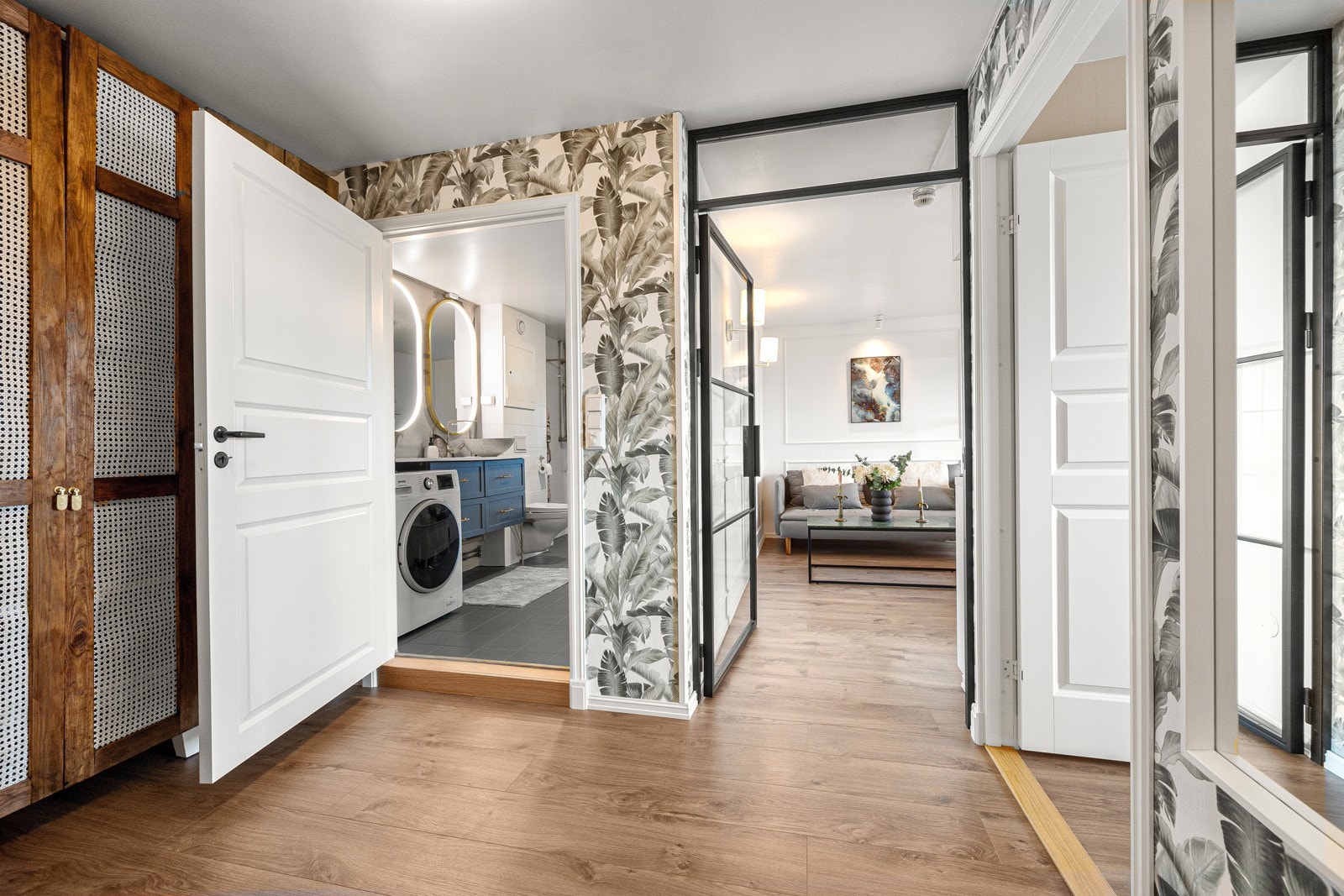 Badet er gjennomgående med adkomst fra entré og hovedsoverom. Smijernsdør også mellom entré/stue. Galleribilde