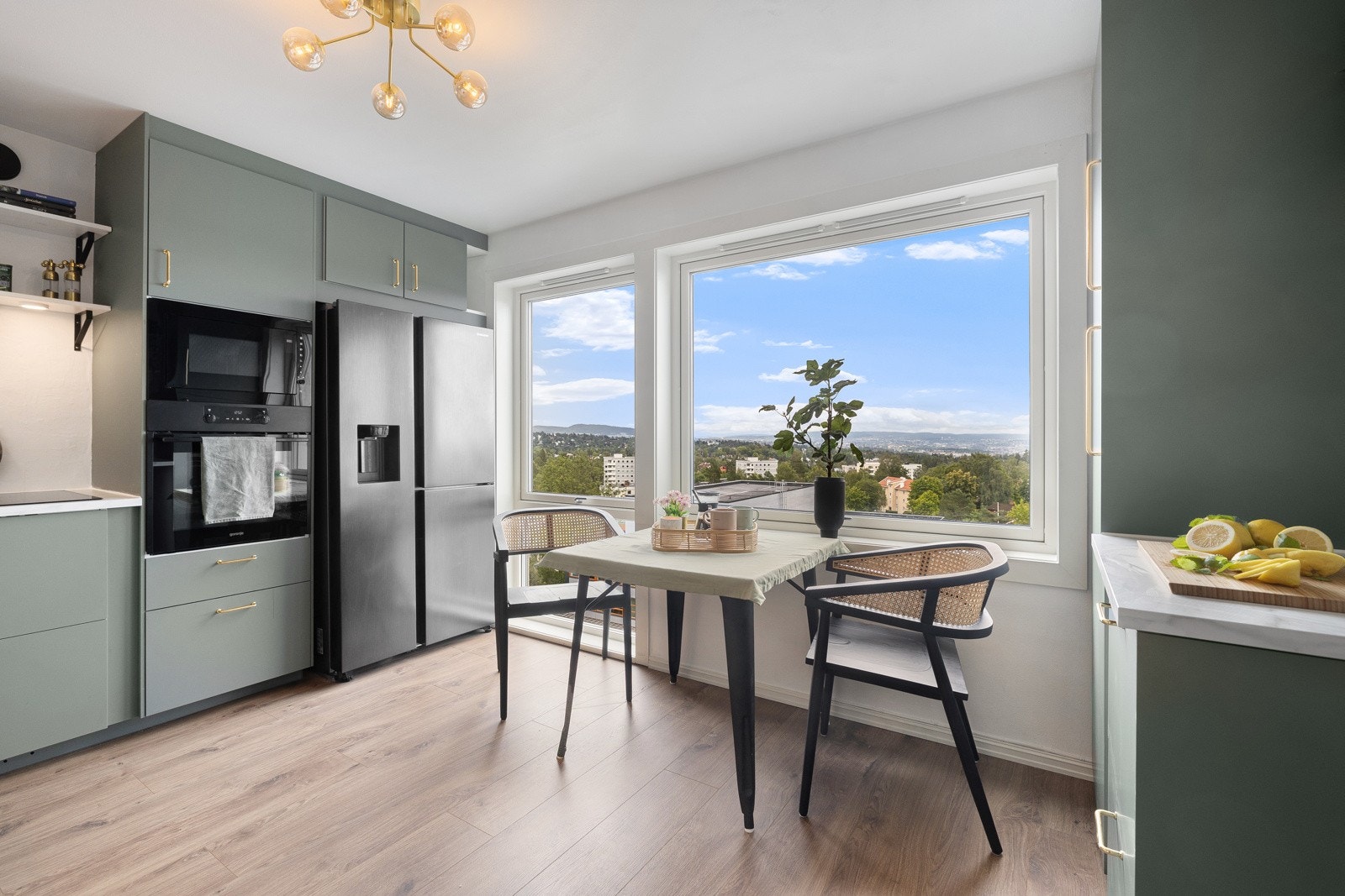 Kjøkkenet har også en hyggelig plass til spisebord, ved vinduet og den fantastiske utsikten. Galleribilde