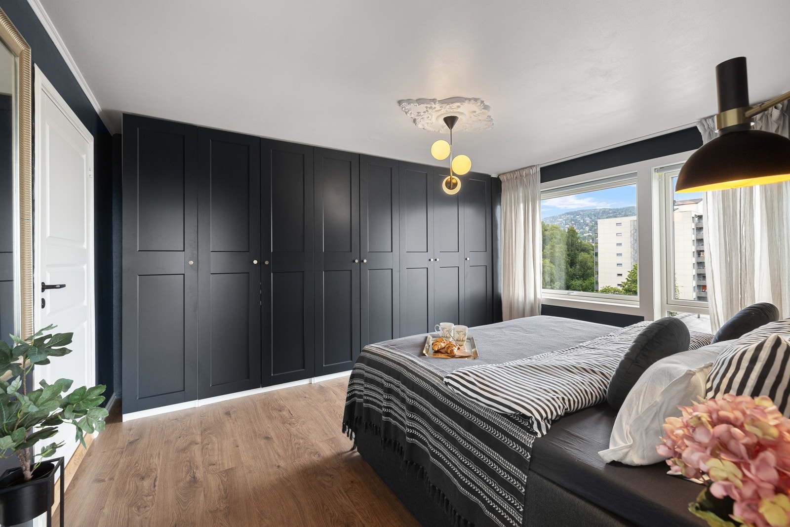 Oppbevaring av klær gjøres i flotte garderobeskap som går nesten langs hele den ene veggen. Galleribilde