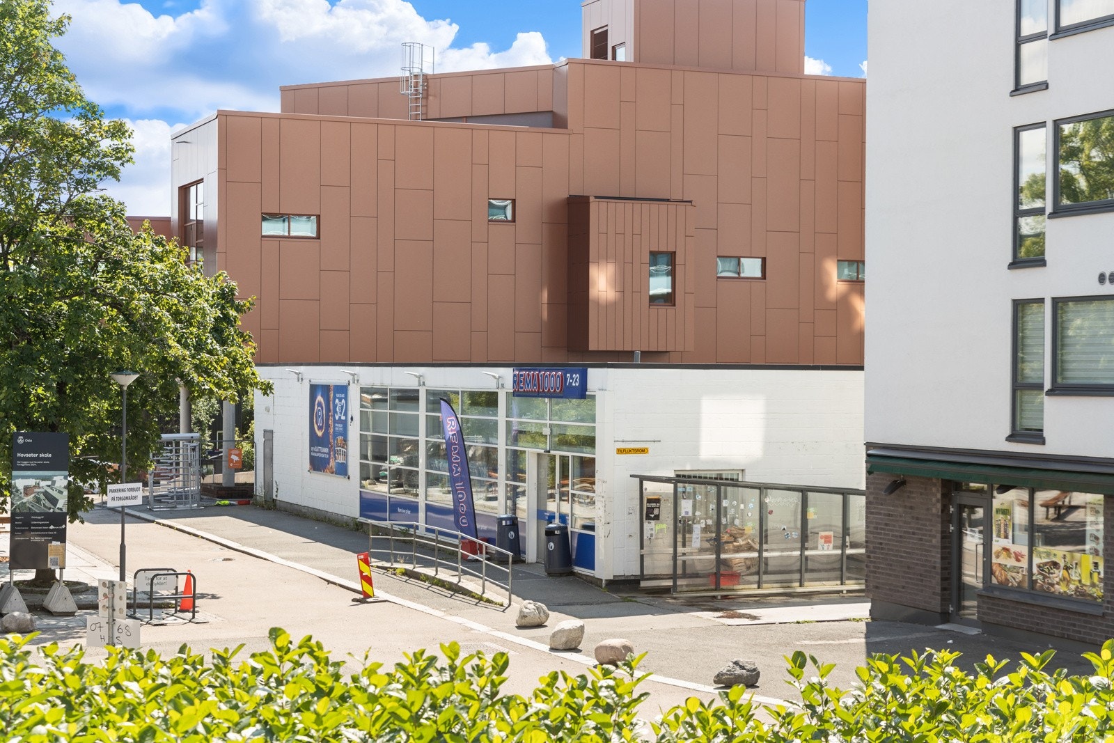 Umiddelbar nærhet til Rema 1000 og frukt - og grønthandel m.m. på Hovseter torg. Galleribilde