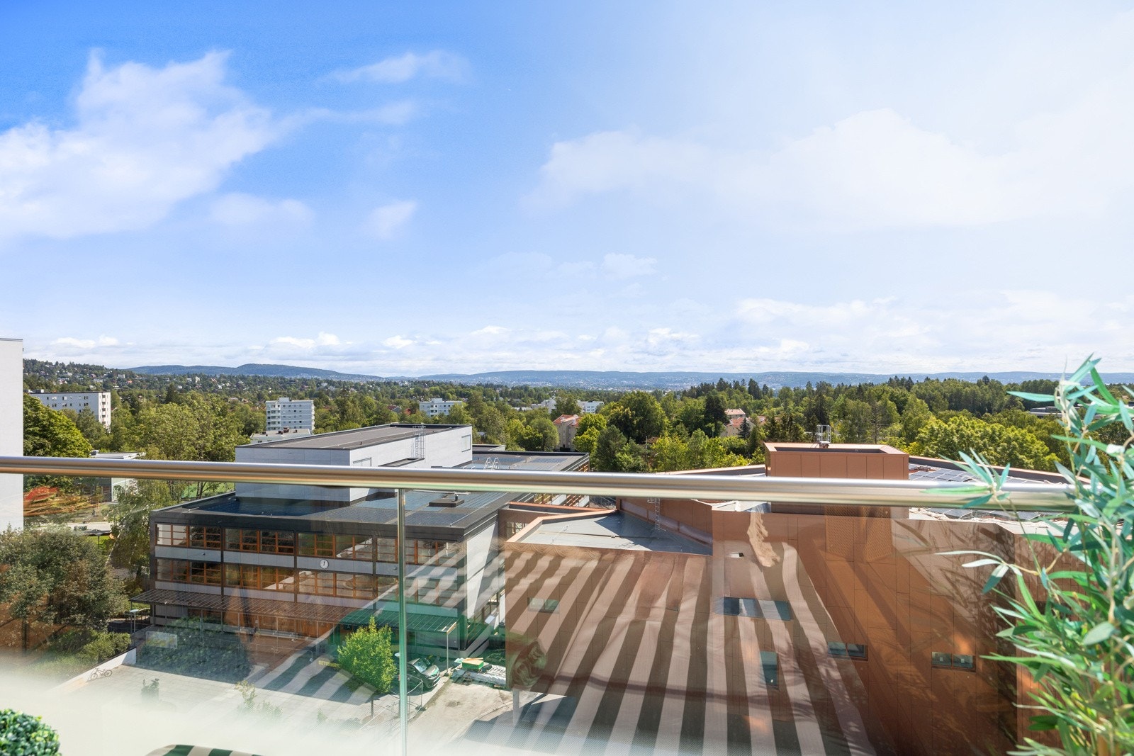 En fantastisk bolig, høyt og fritt beliggende i 9. etasje med heisadkomst og vidstrakt utsikt. Galleribilde