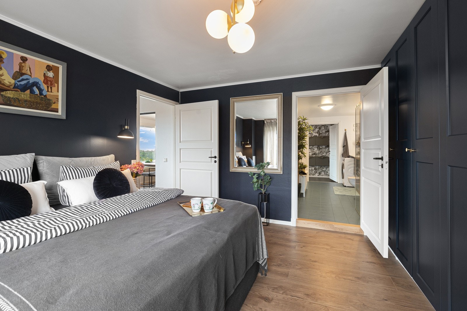 Stort hovedsoverom med god plass til dobbeltseng og tilhørende nattbord, samt direkte adkomst til baderom. Galleribilde