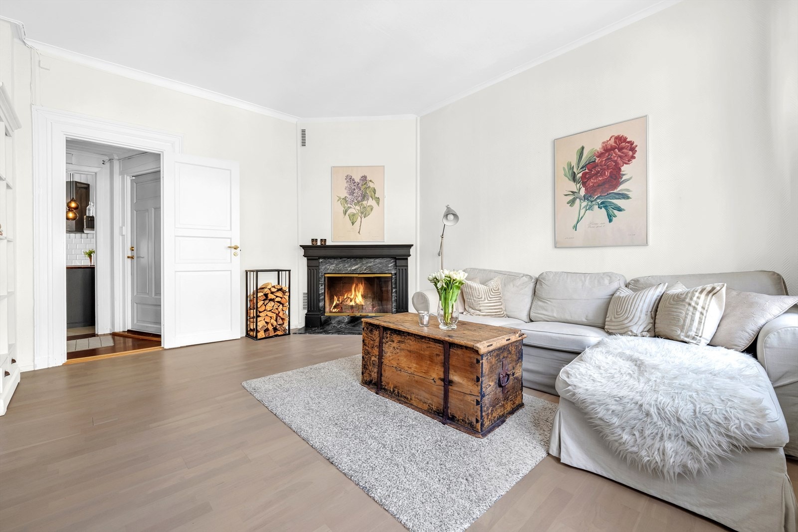 Stor og flott stue med peis Galleribilde