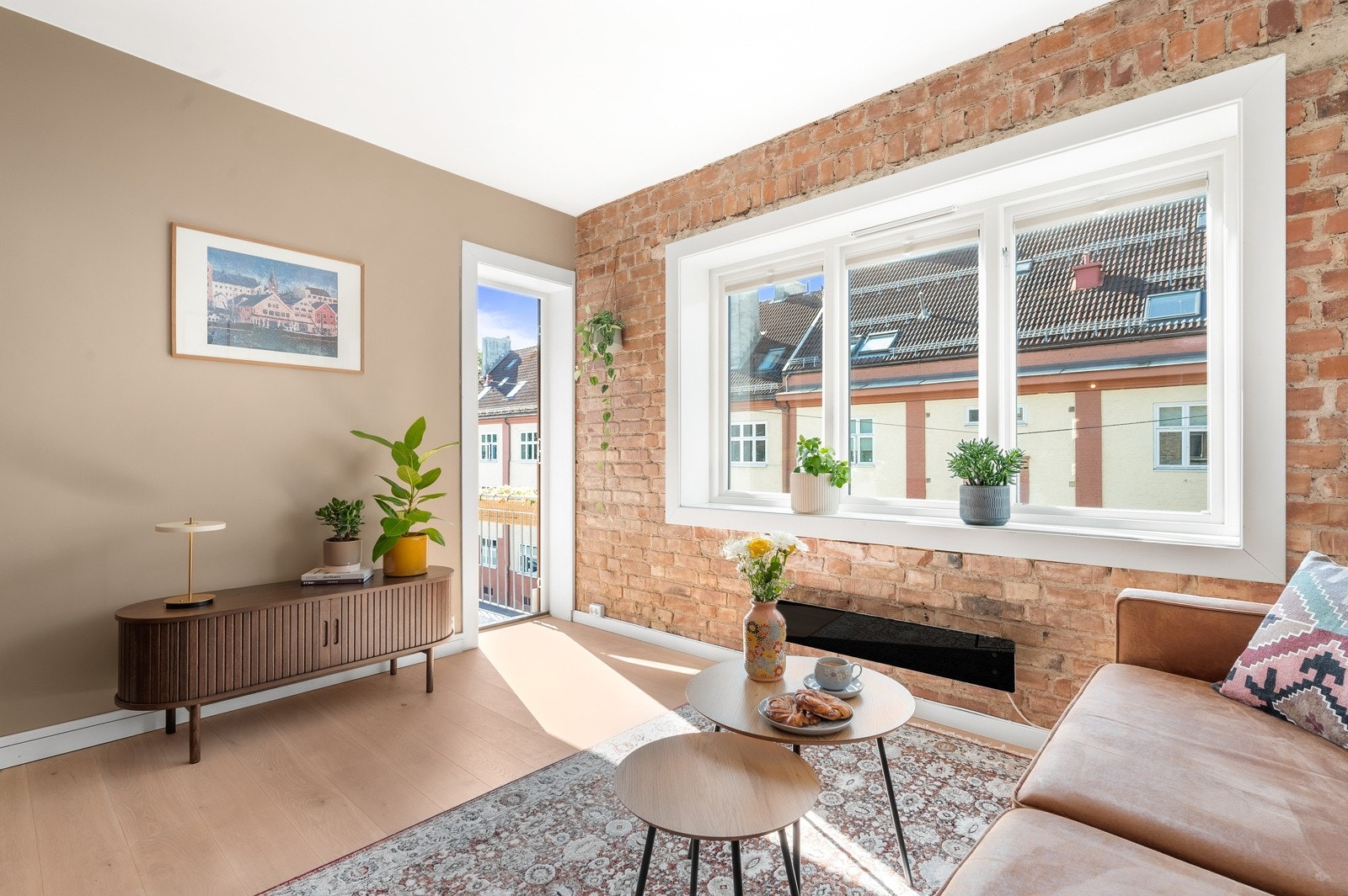 Er du på utkikk etter en sjarmerende, romslig og moderne 3-roms? Hva med å ha Torshovdalen som nærmeste nabo? Ikke gå glipp av denne da! Galleribilde