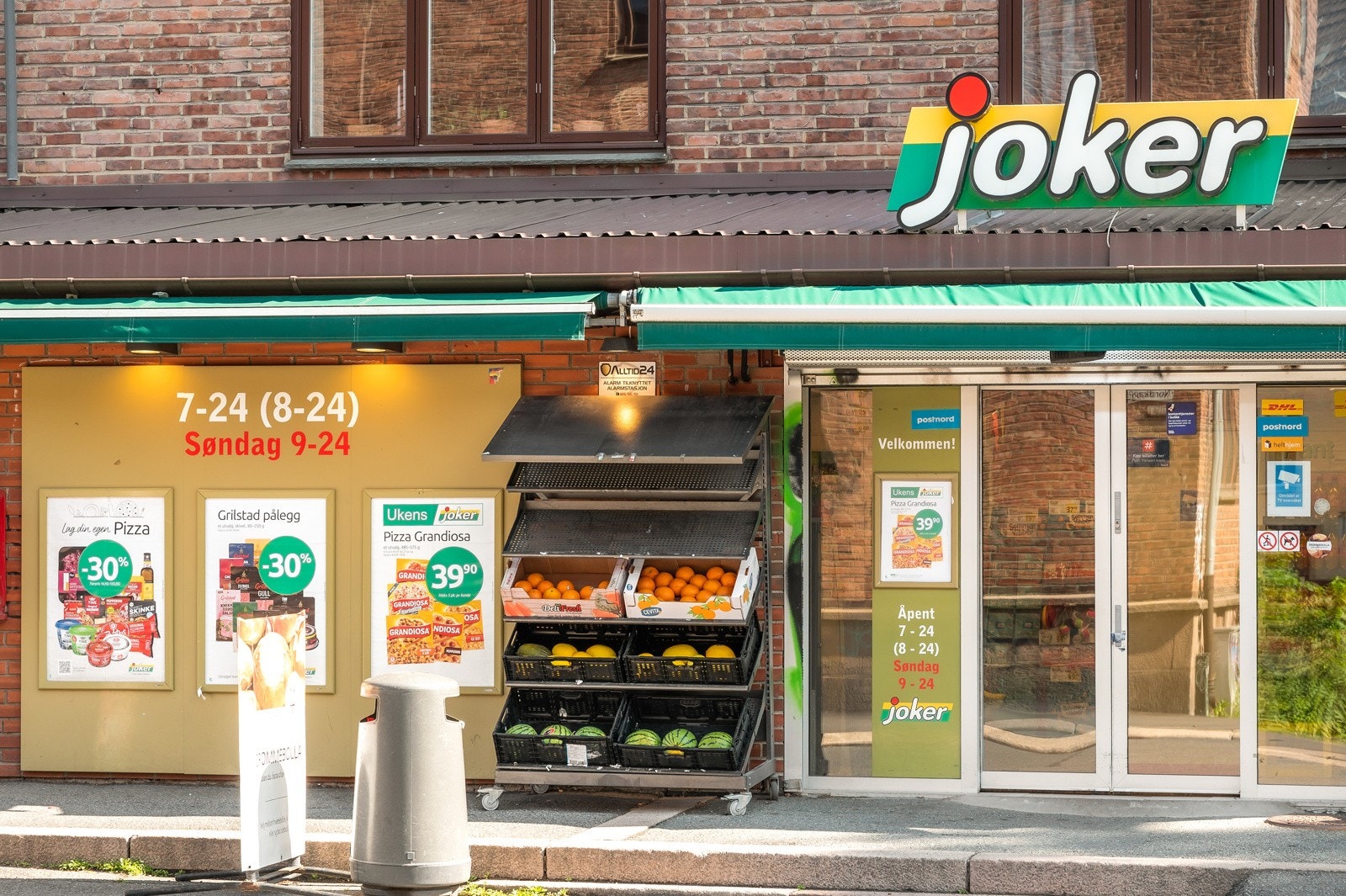 Søndsåpen Joker rett ved og flere dagligvareforretninger i området. Kjekt med søndagsåpen butikk når du har glemt tacosausen til søndagsmiddagen! Galleribilde