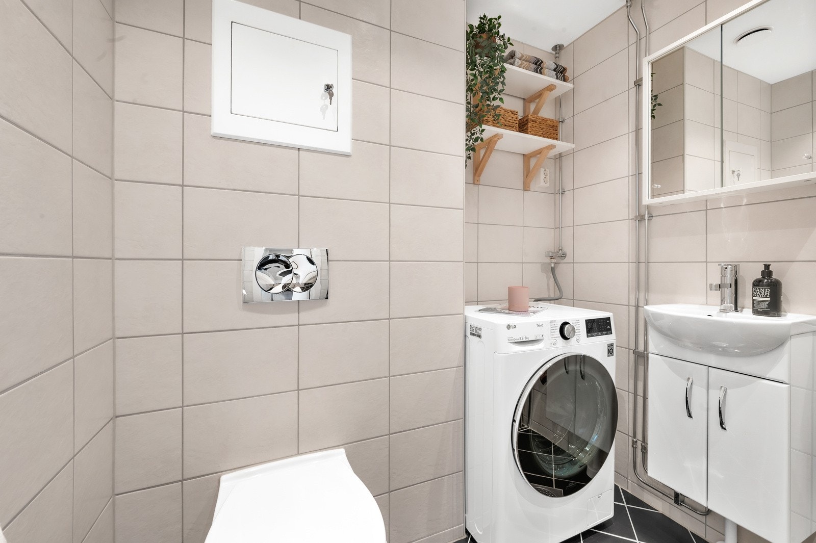 Sameiet gjennomførte i 2016 en rør- og våtromsrehabilitering. Her får du med andre ord et moderne og pent flislagt bad! Galleribilde