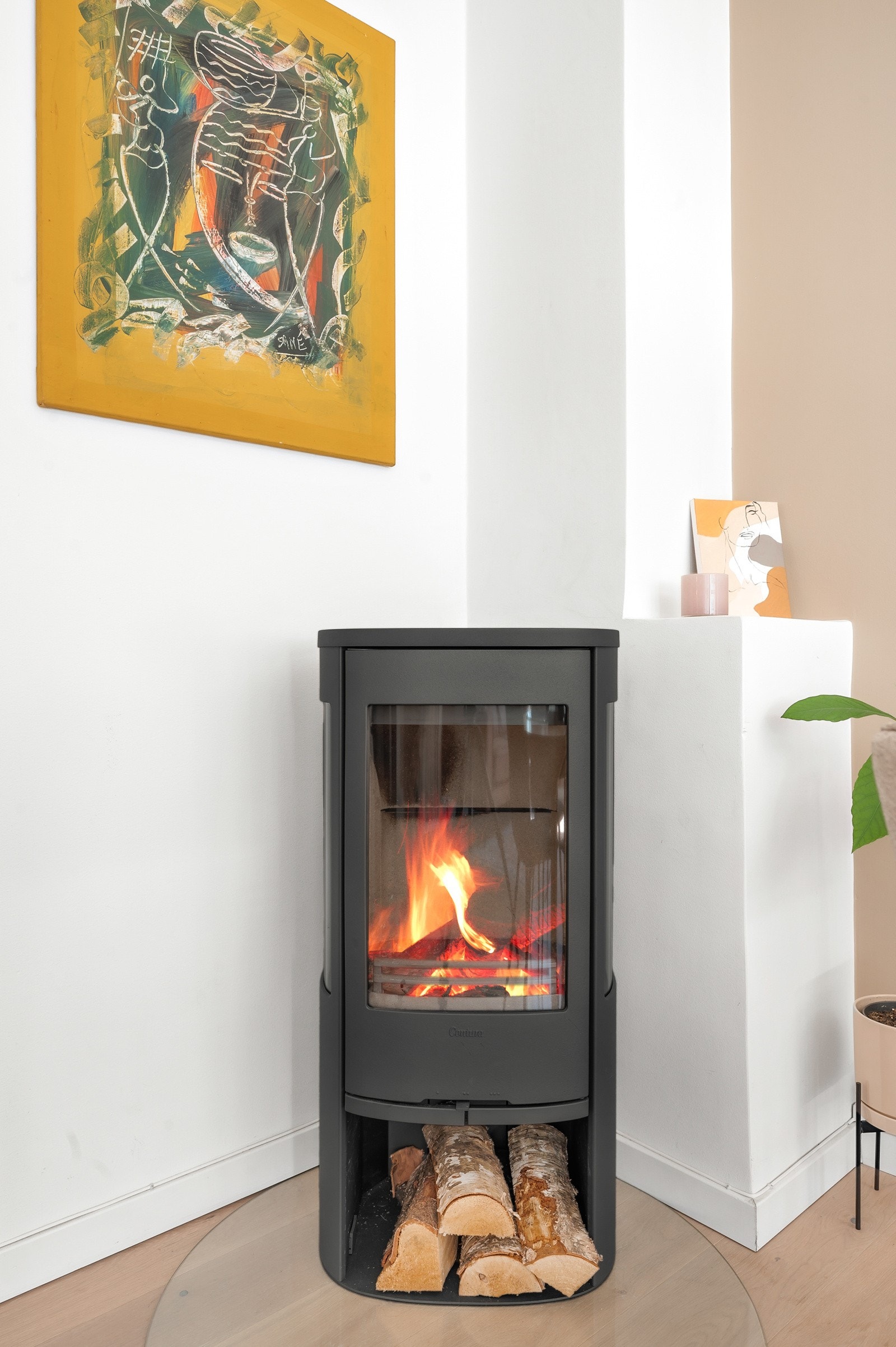 Det å ha vedovn i stuen er ikke bare fint for kosens skyld, men også for lommeboka! Med vedovn, nye vinduer i 2017 og varmtvann inkl. vil dette bidra til at du holder strømkostnader ifbm. oppvarming lave. Galleribilde