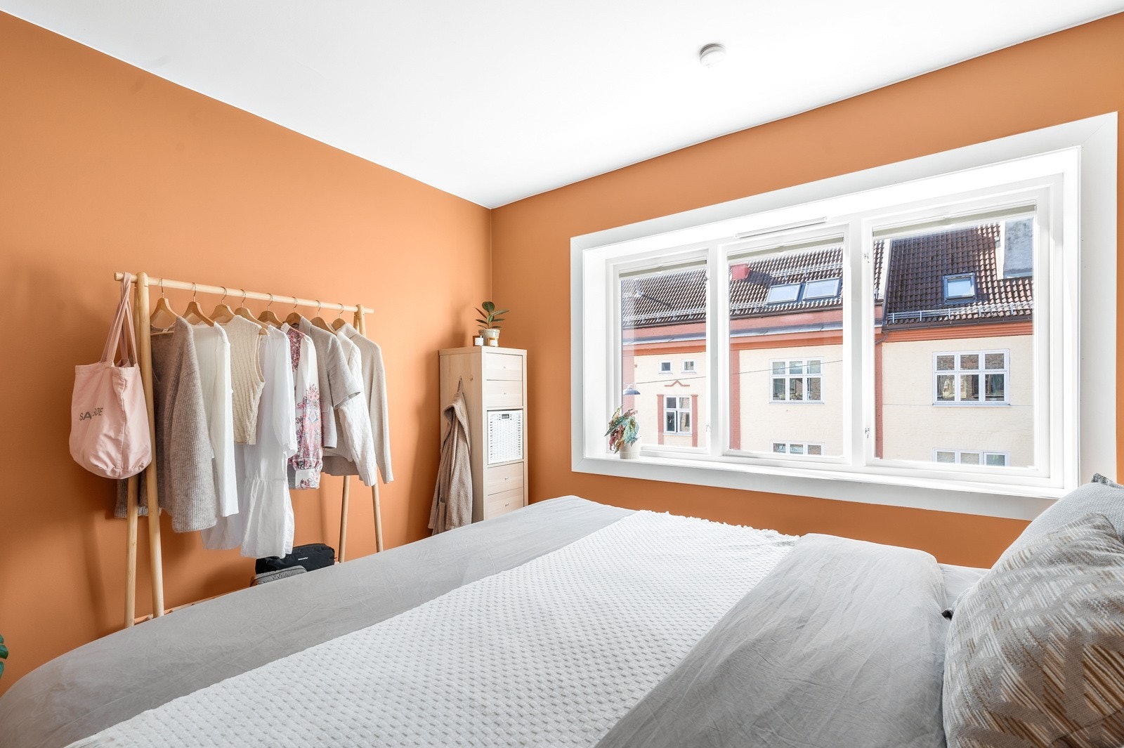 Skulle du ha behov for mer oppbevaringsplass, kan garderobeskap være et alternativ. Her får du plass til diverse oppbevaringsløsninger på flere sider av soverommet. Galleribilde