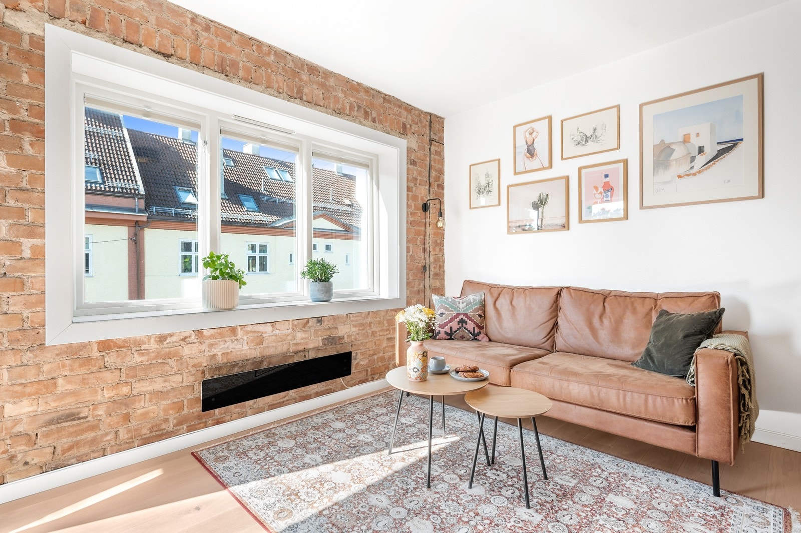 De store vindusflatene i stuen slipper ikke bare inn mye naturlig lys, her kommer også sola inn! I stuen vil du ha sol fra ca. midt på dagen og utover ettermiddagen. Galleribilde